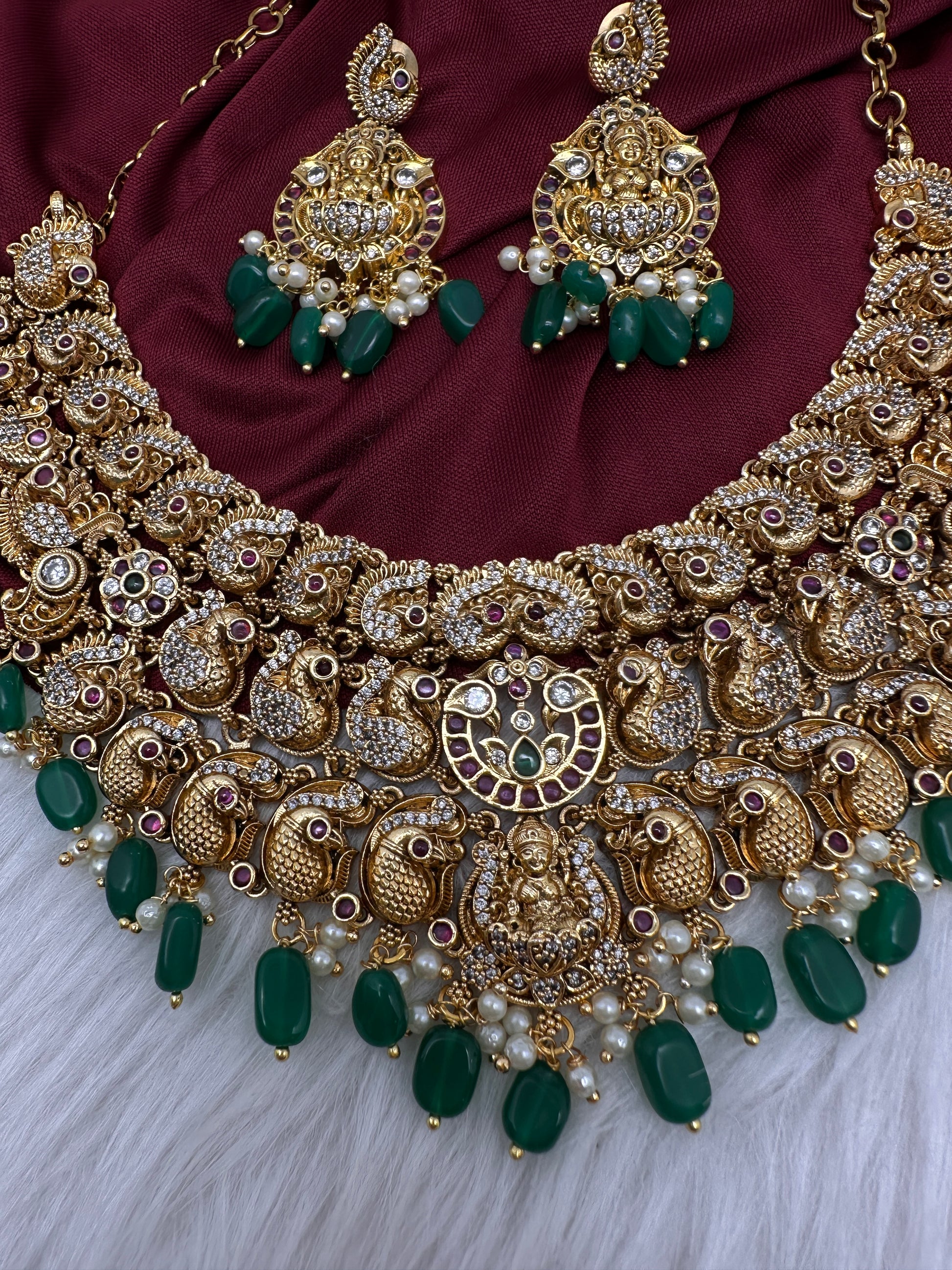 Goddess Lakshmi Neckline Short Necklace - 