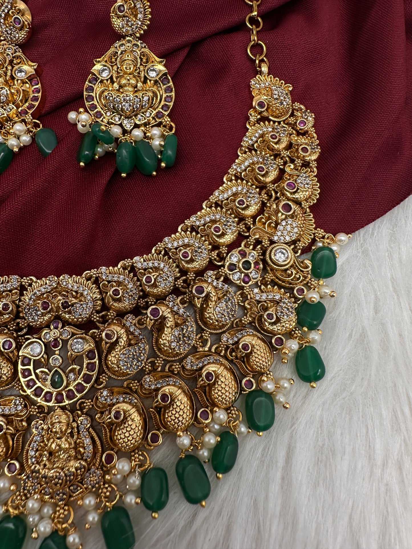 Goddess Lakshmi Neckline Short Necklace - 