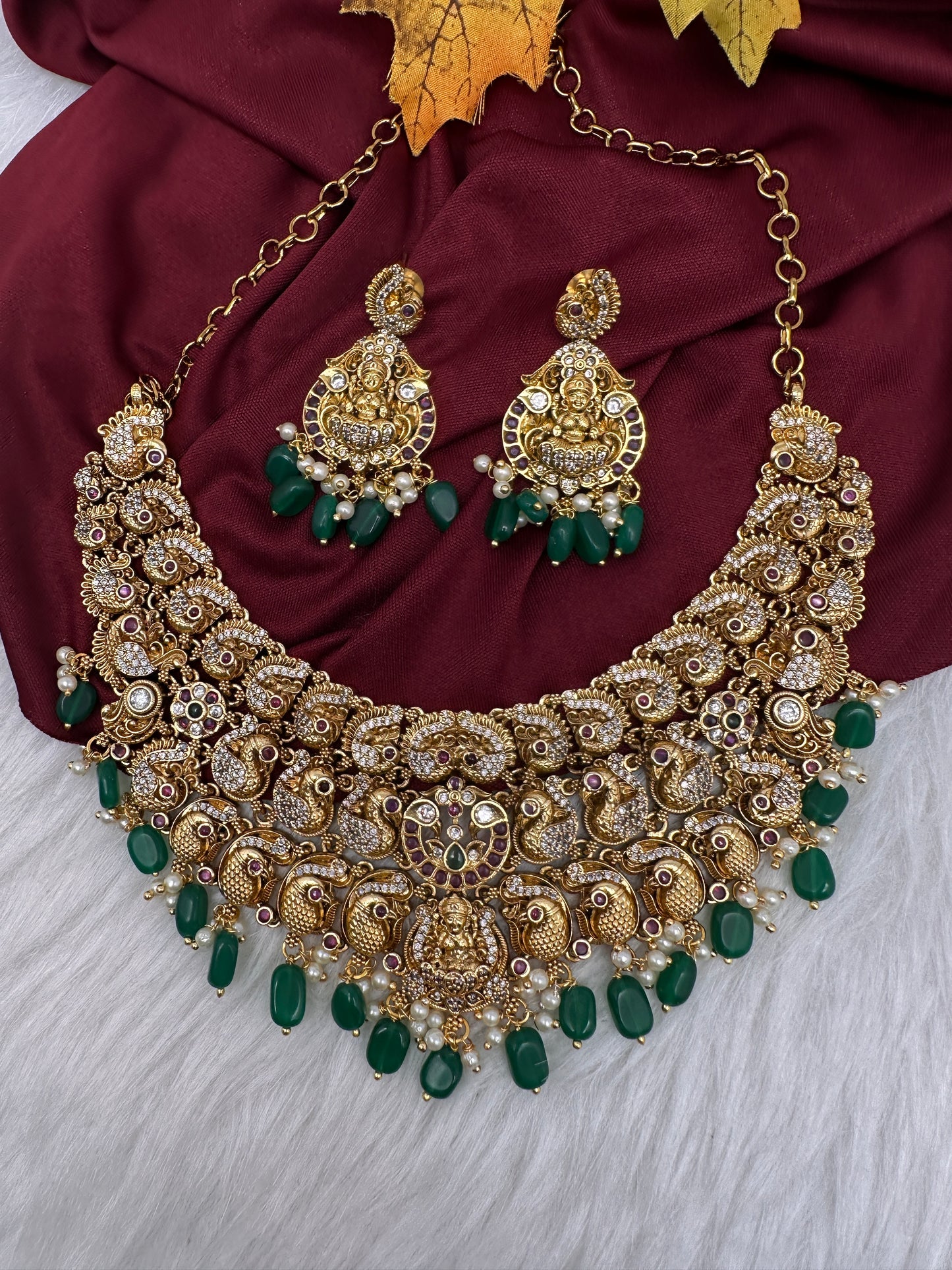 Goddess Lakshmi Neckline Short Necklace - 