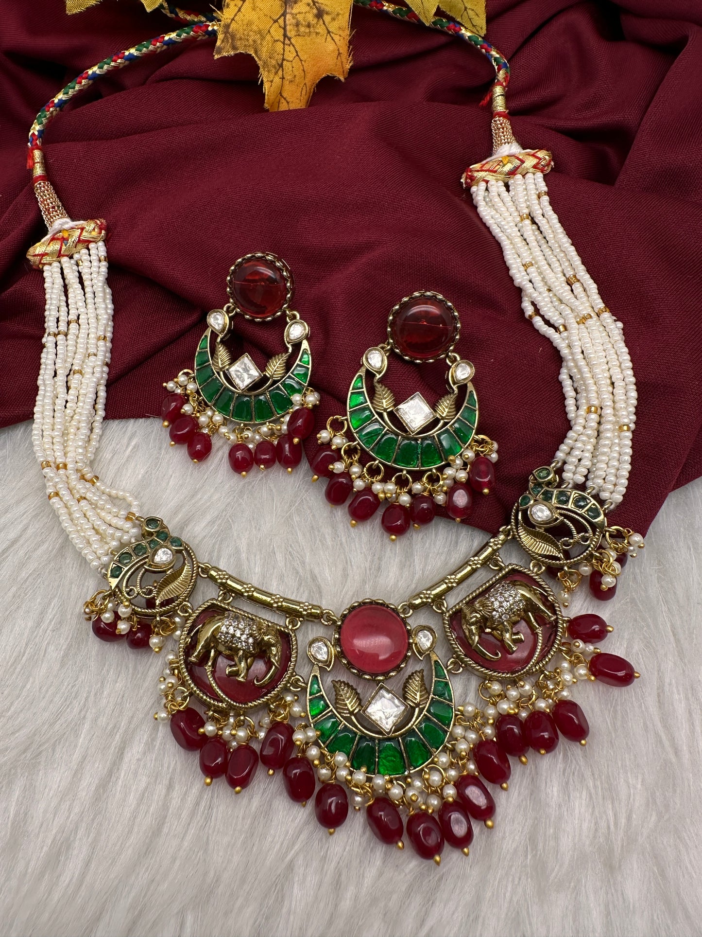 Victorian Beads Color Stone Short Necklace - Red