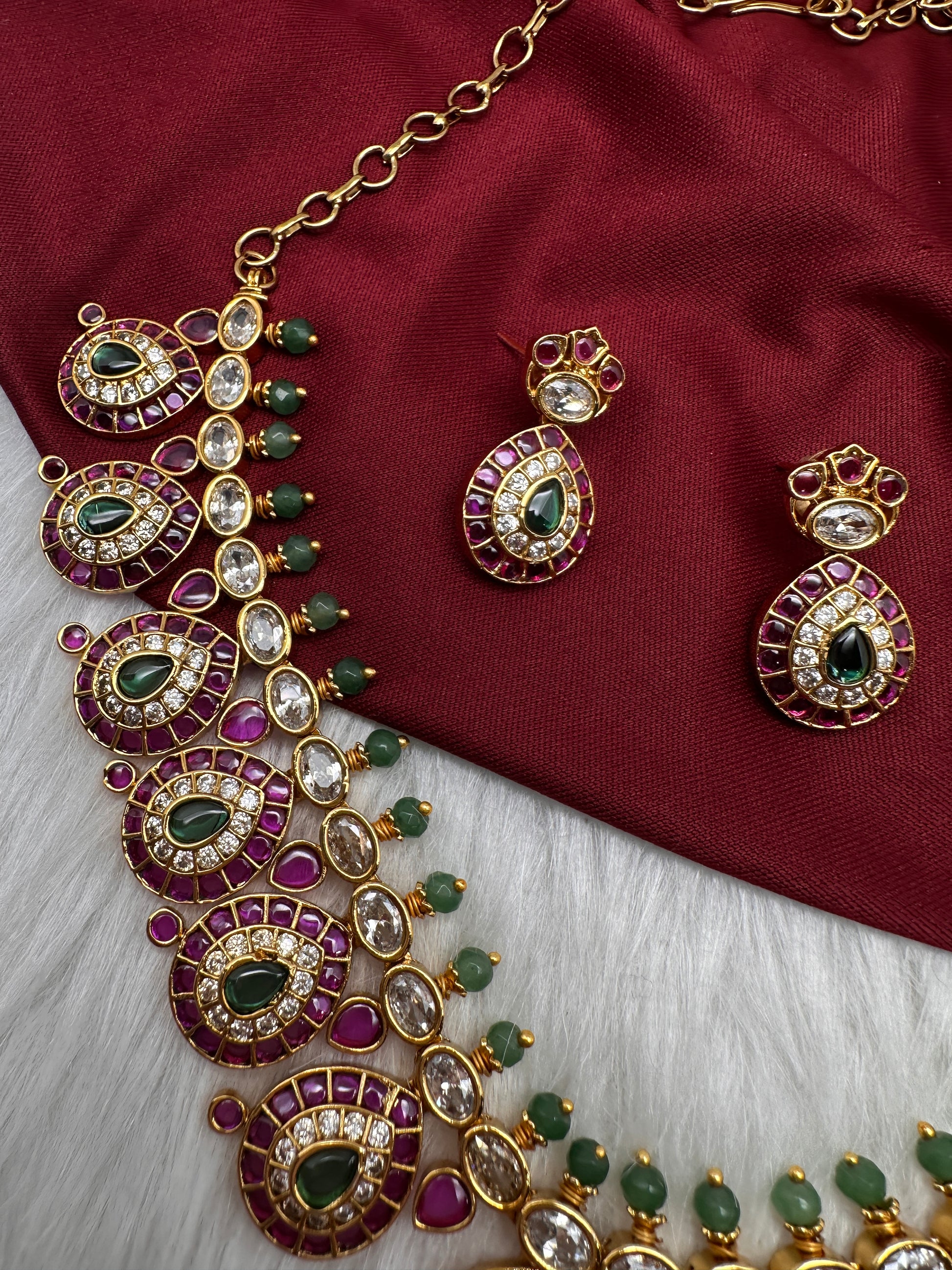 Matte Kempu Red Green Potta Stones Short Necklace - 