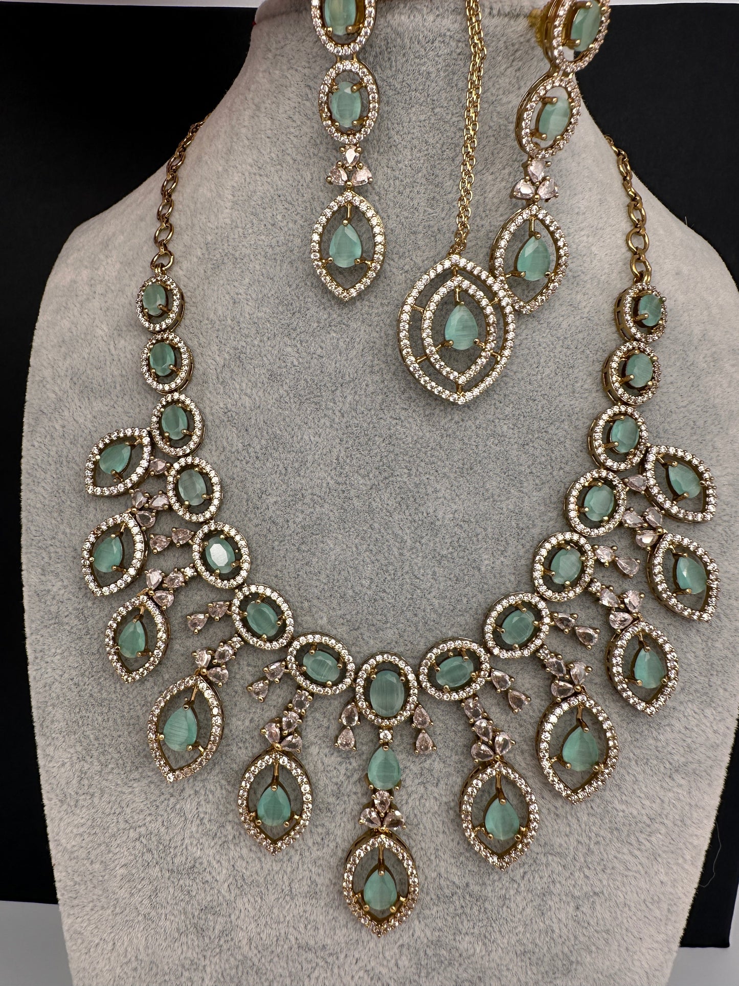 AD Dainty Victorian Mehndi Finish Color Stone Necklace with Mand Tika - LightGreen