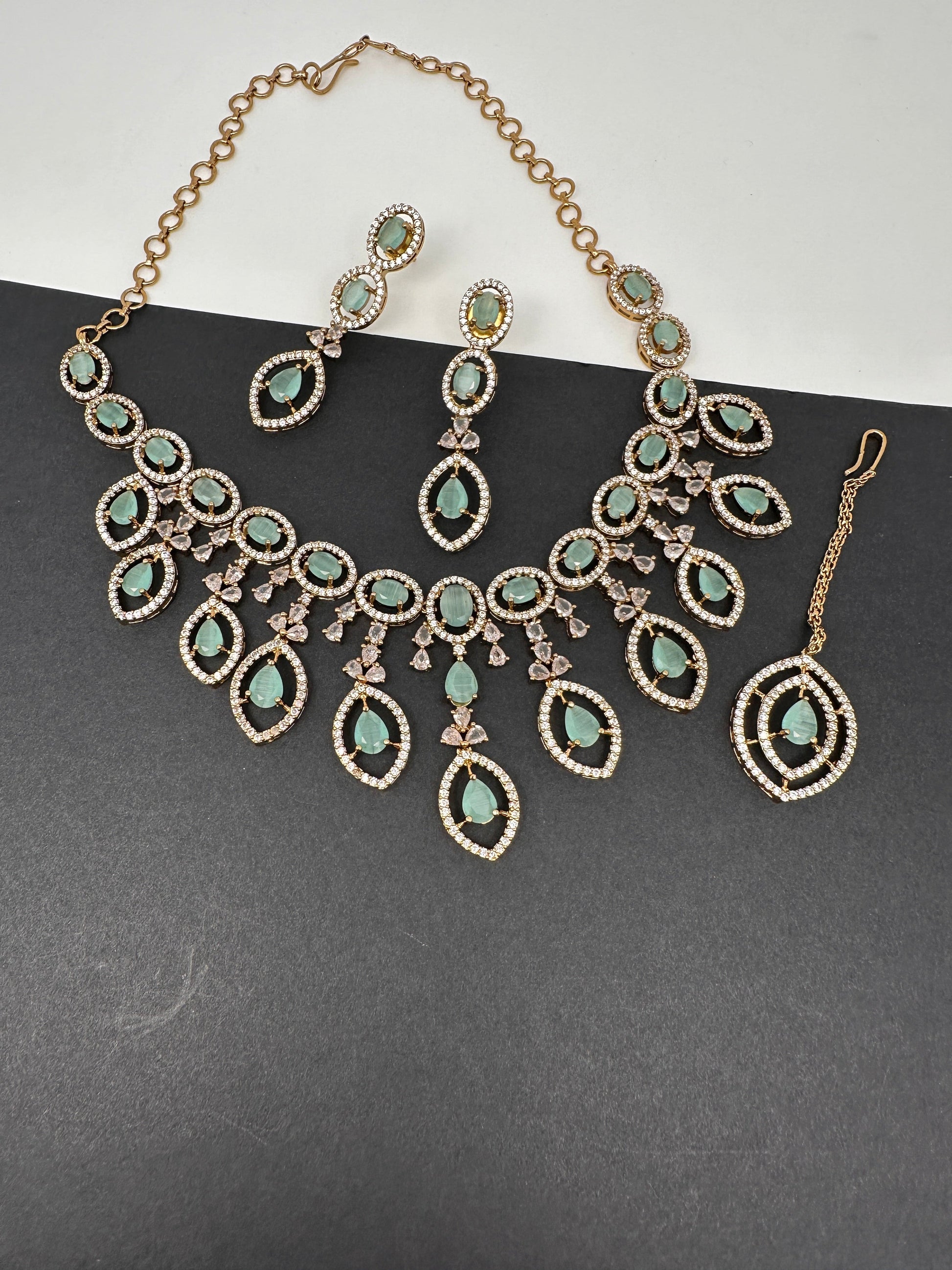 AD Dainty Victorian Mehndi Finish Color Stone Necklace with Mand Tika - LightGreen