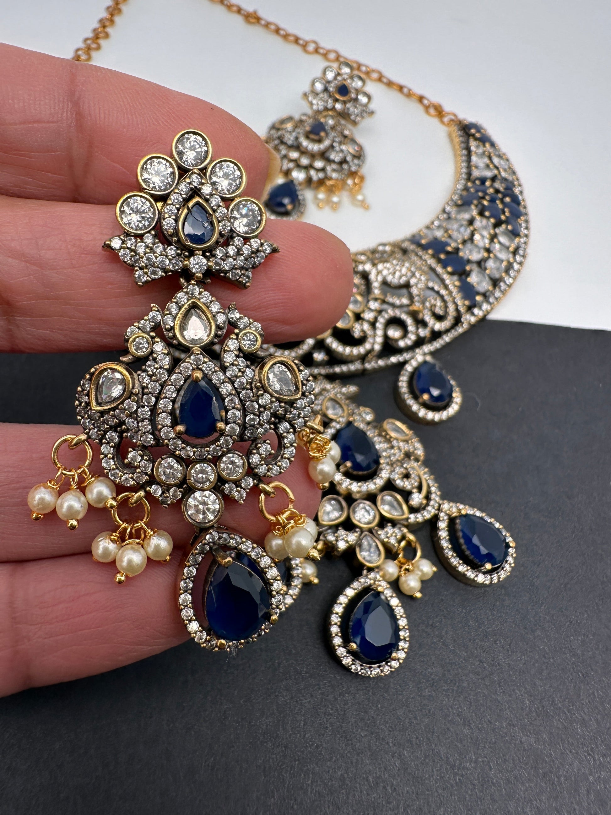 AD Victorian Dual Tone Color Stone Neckline Necklace - Blue