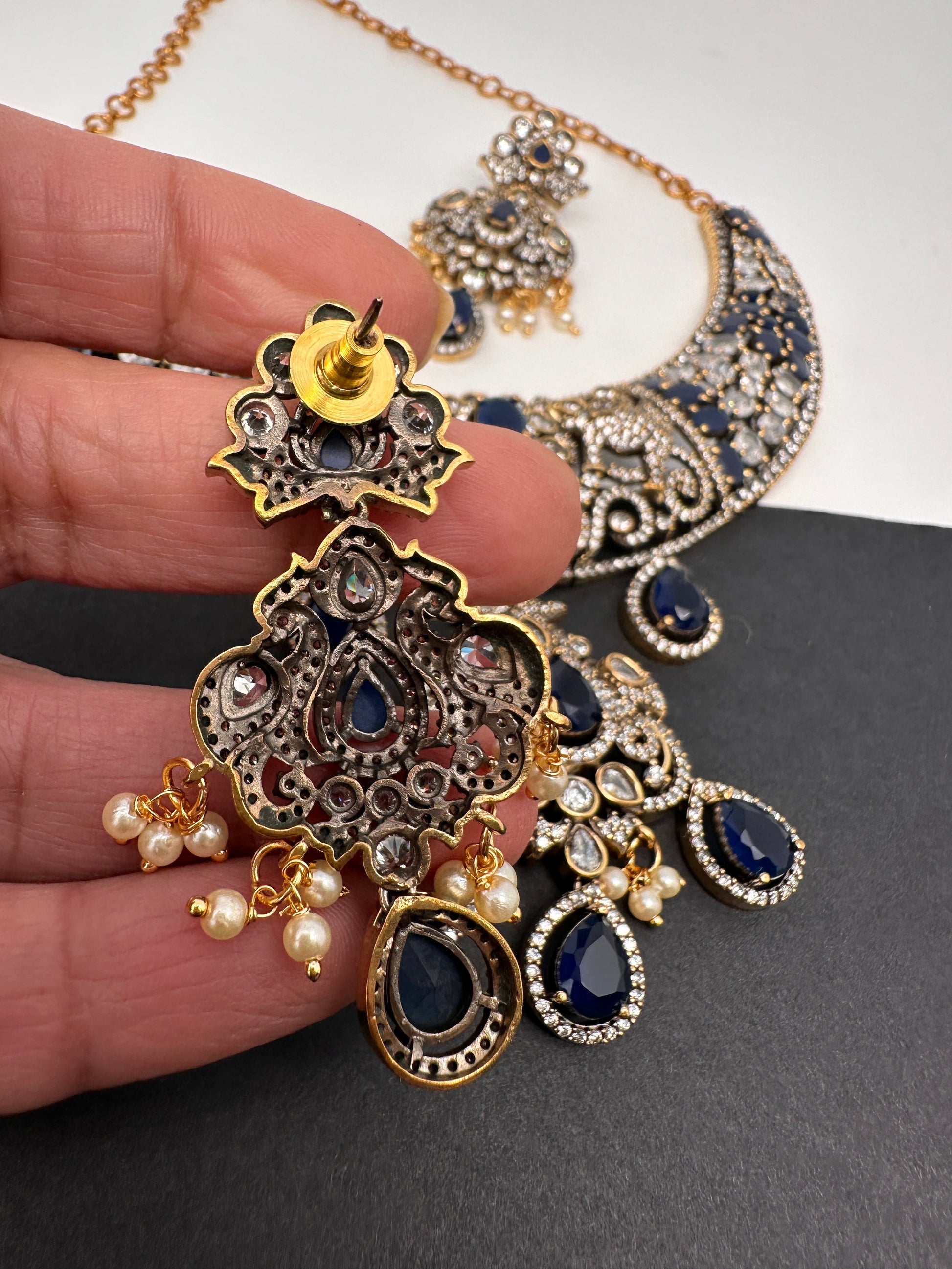 AD Victorian Dual Tone Color Stone Neckline Necklace - Blue
