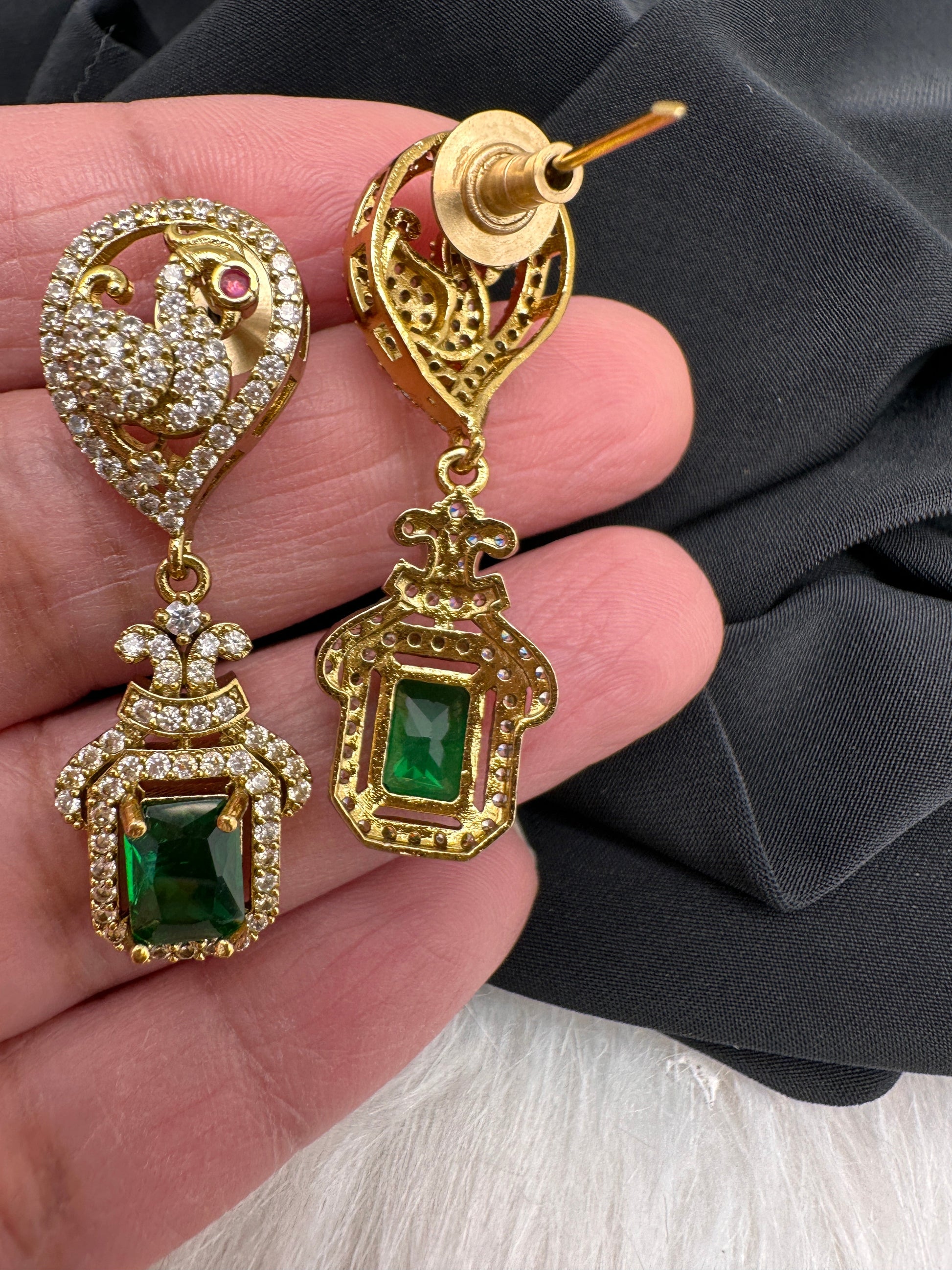 Peacock Mehendi Finish Neckline Color Stone Necklace - Green