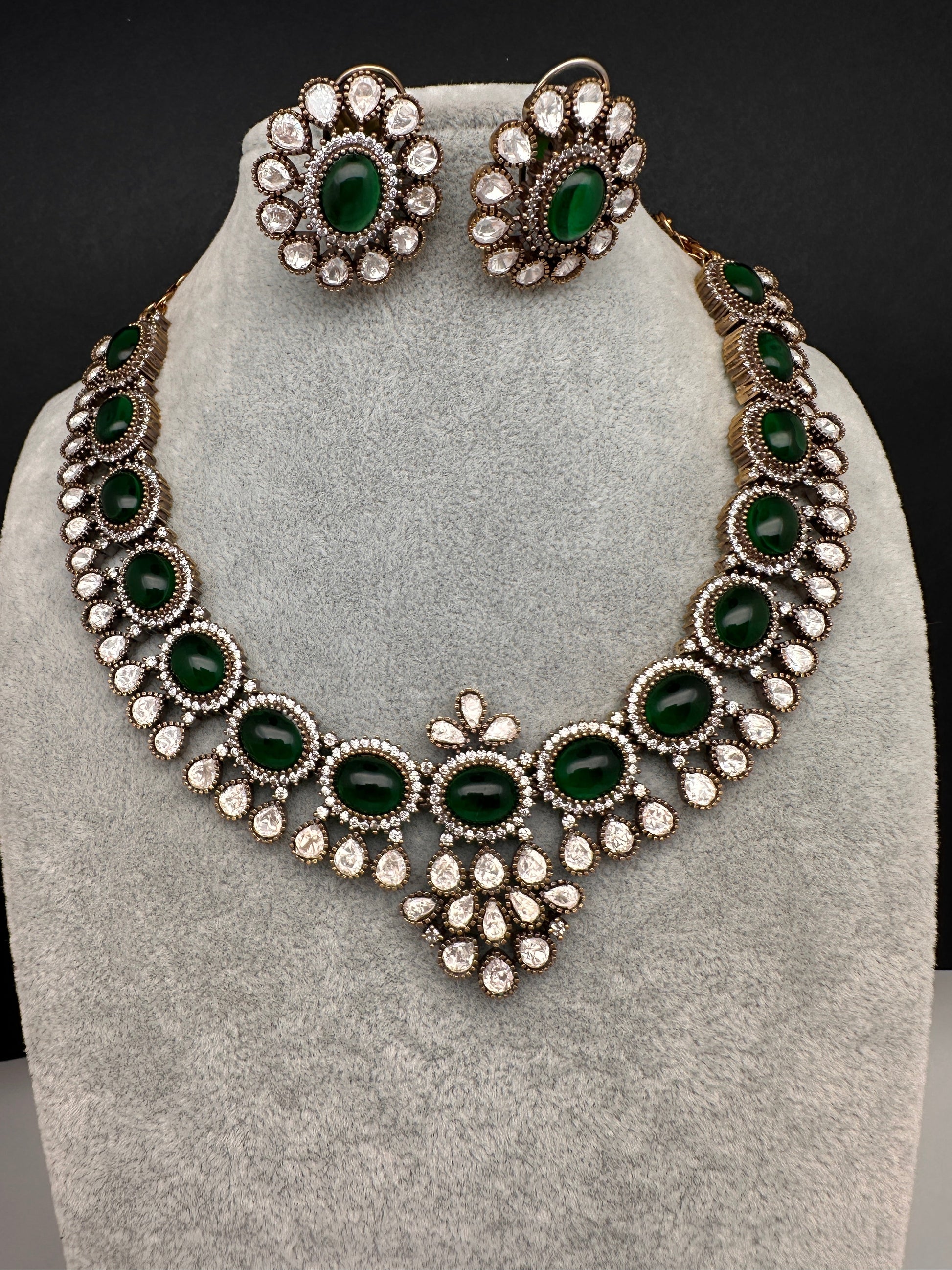 Moissanite Victorian Color Stone Necklace Comes With Studs - Green