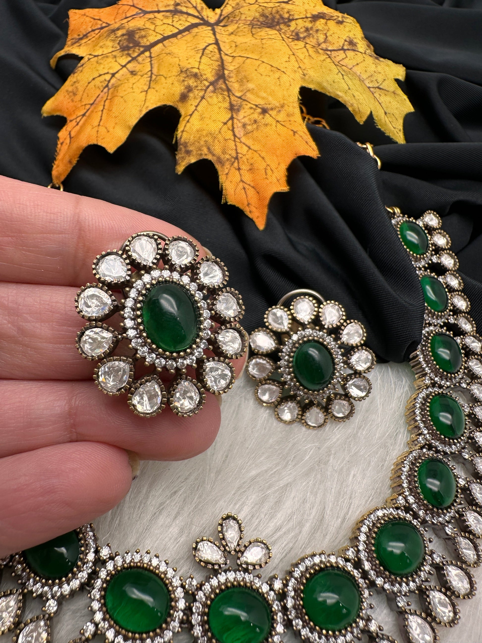 Moissanite Victorian Color Stone Necklace Comes With Studs - Green