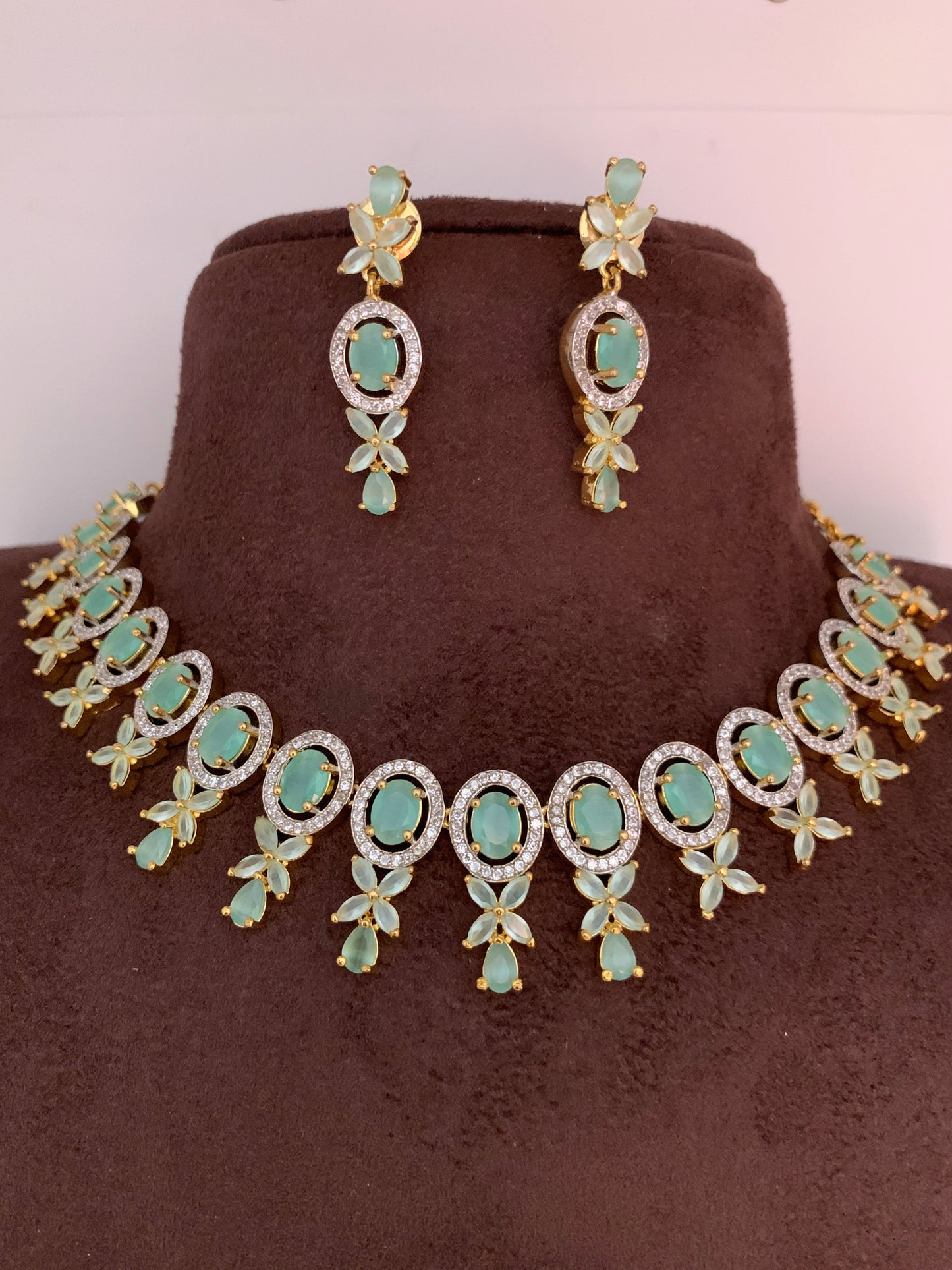 Mint Green Monalisa Stone Short Necklace