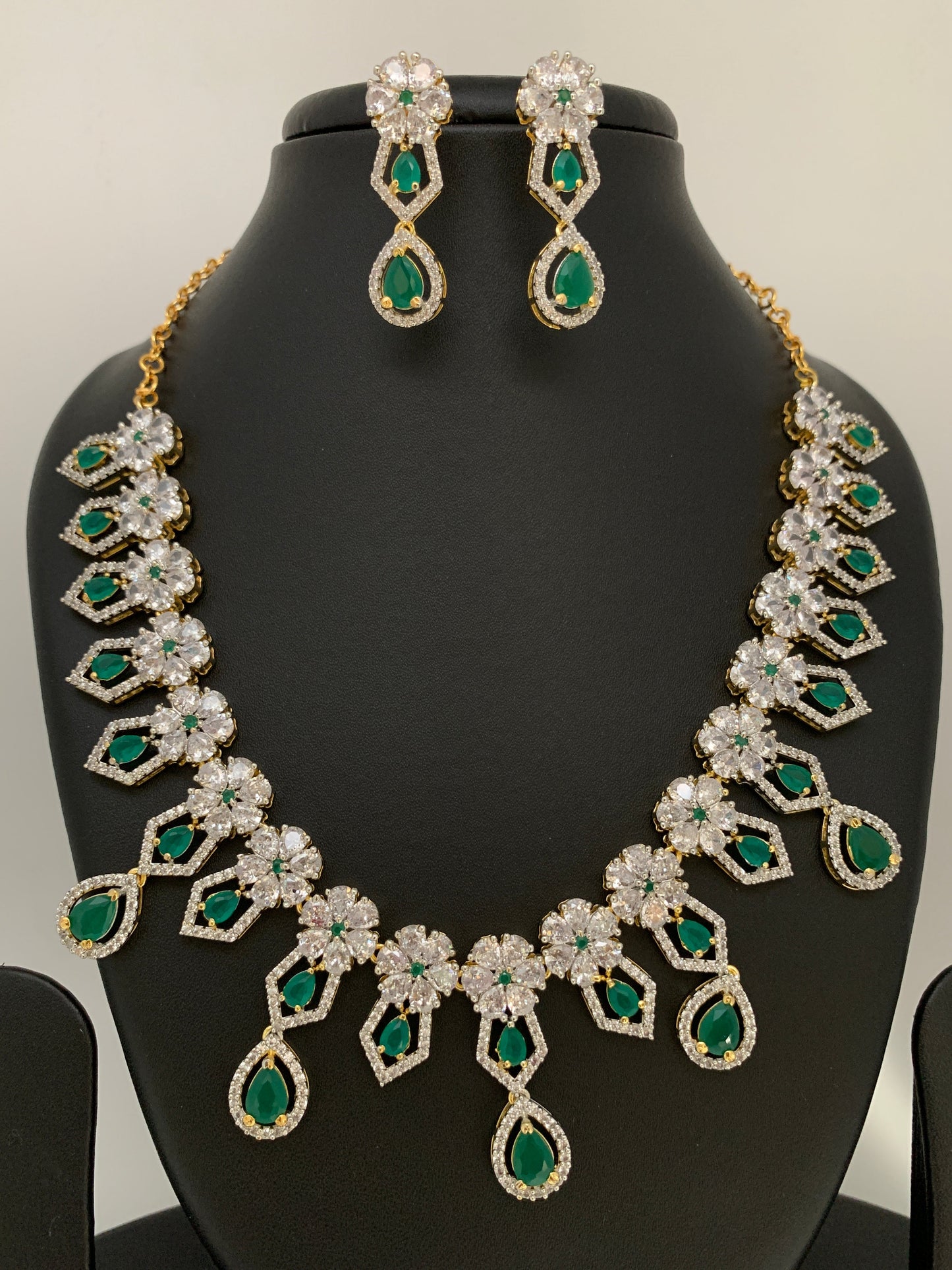 AD Green Stone Floral Links Short Necklace