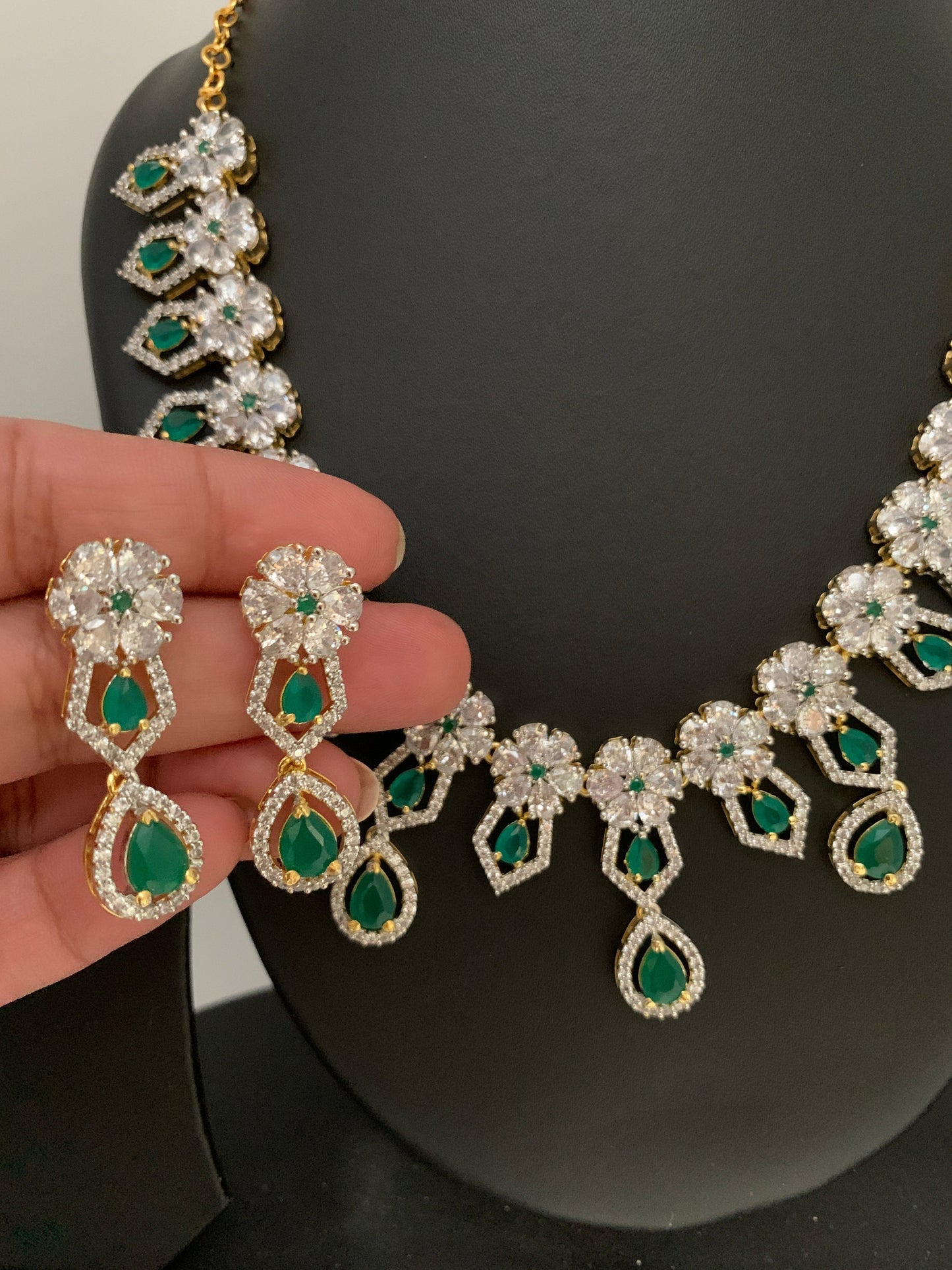 AD Green Stone Floral Links Short Necklace