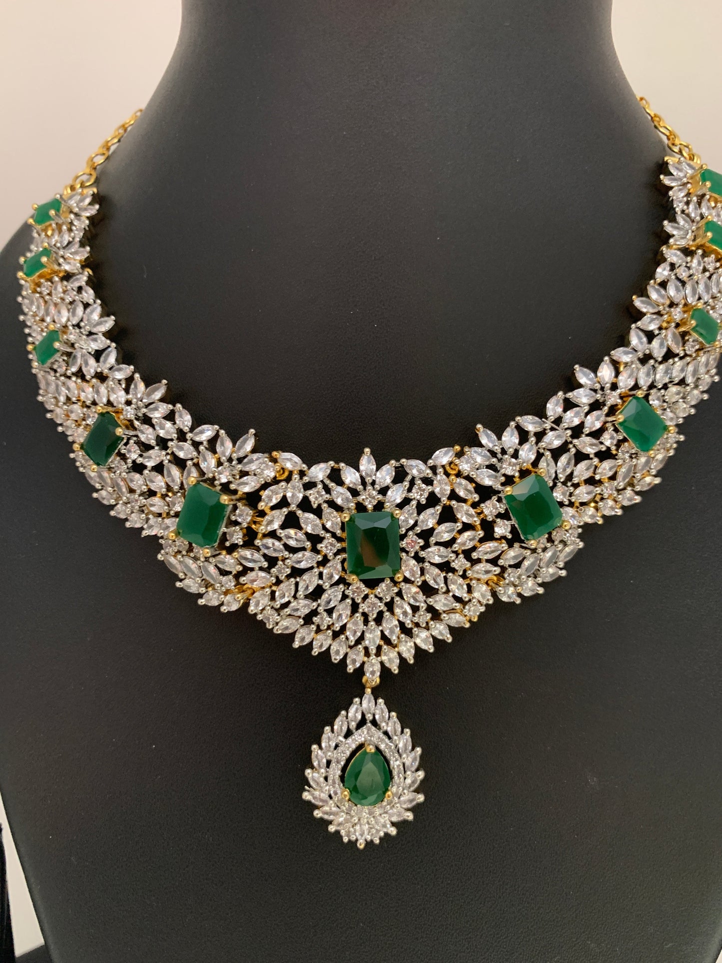 AD Emerald Green Stone Neckline Short Necklace