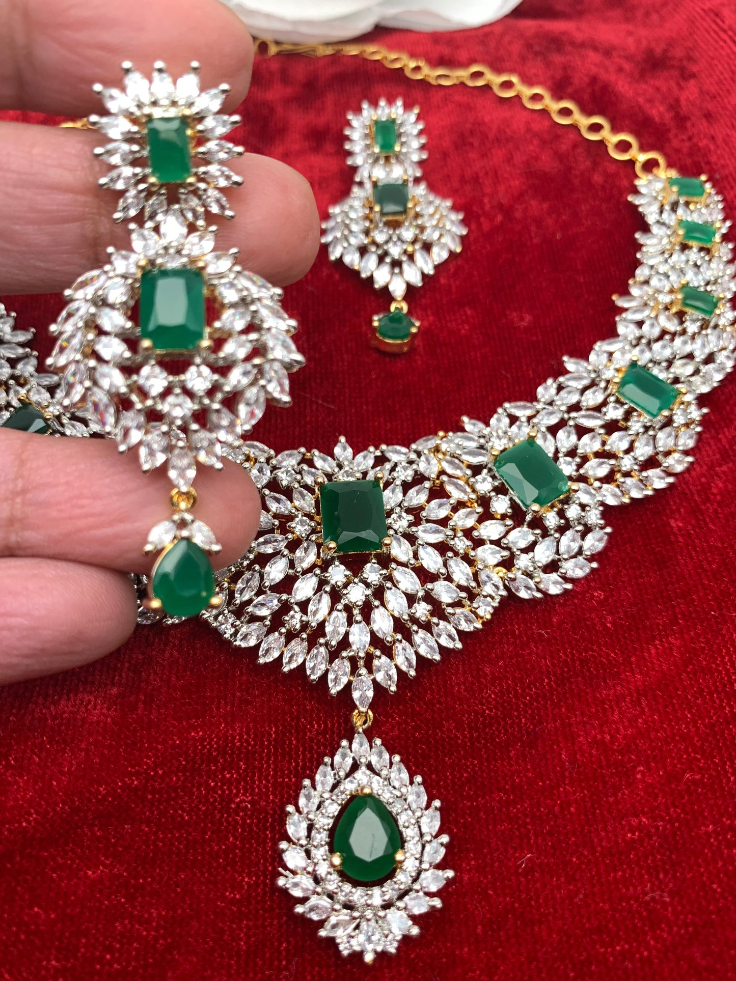 AD Emerald Green Stone Neckline Short Necklace
