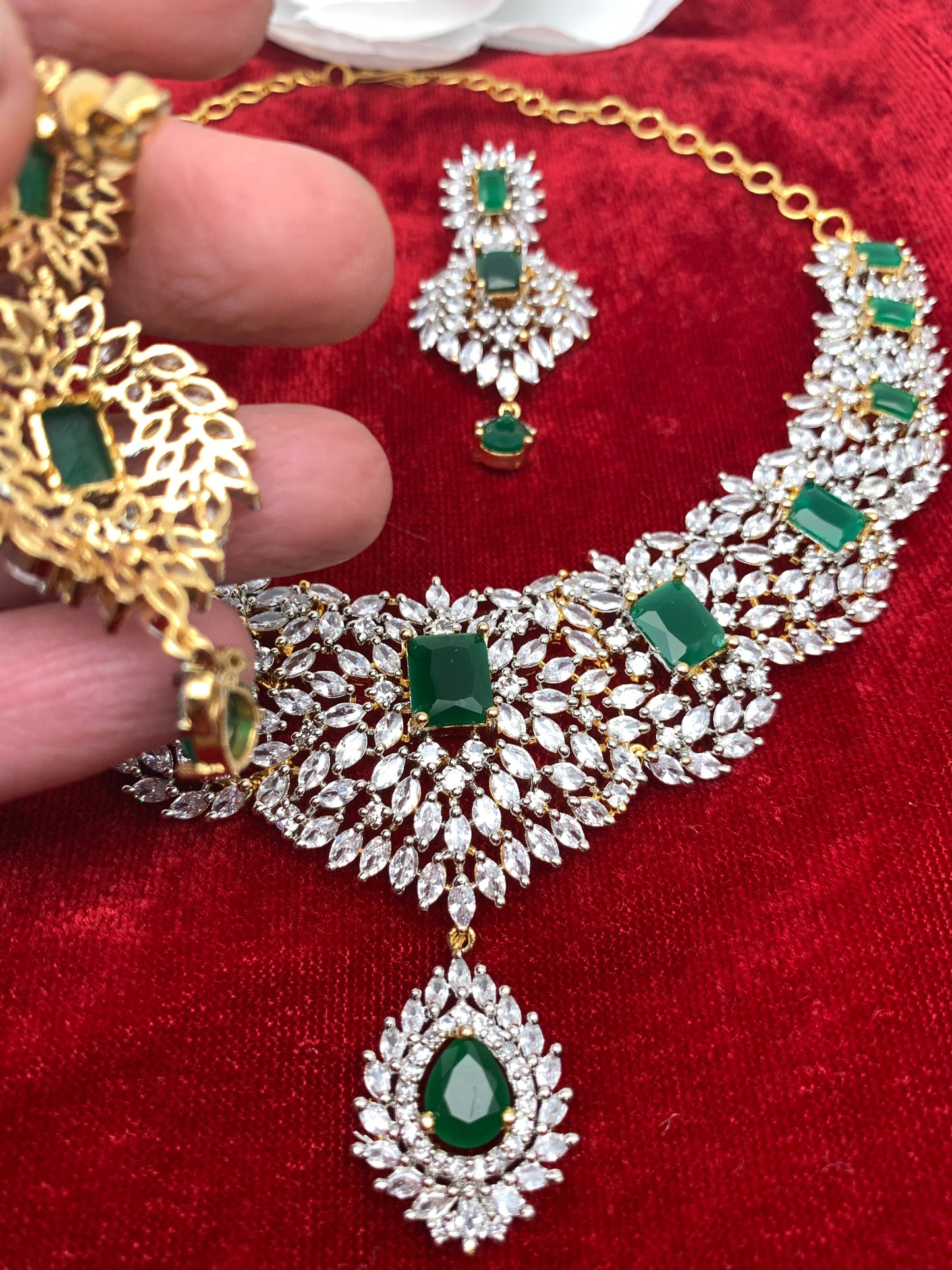 AD Emerald Green Stone Neckline Short Necklace
