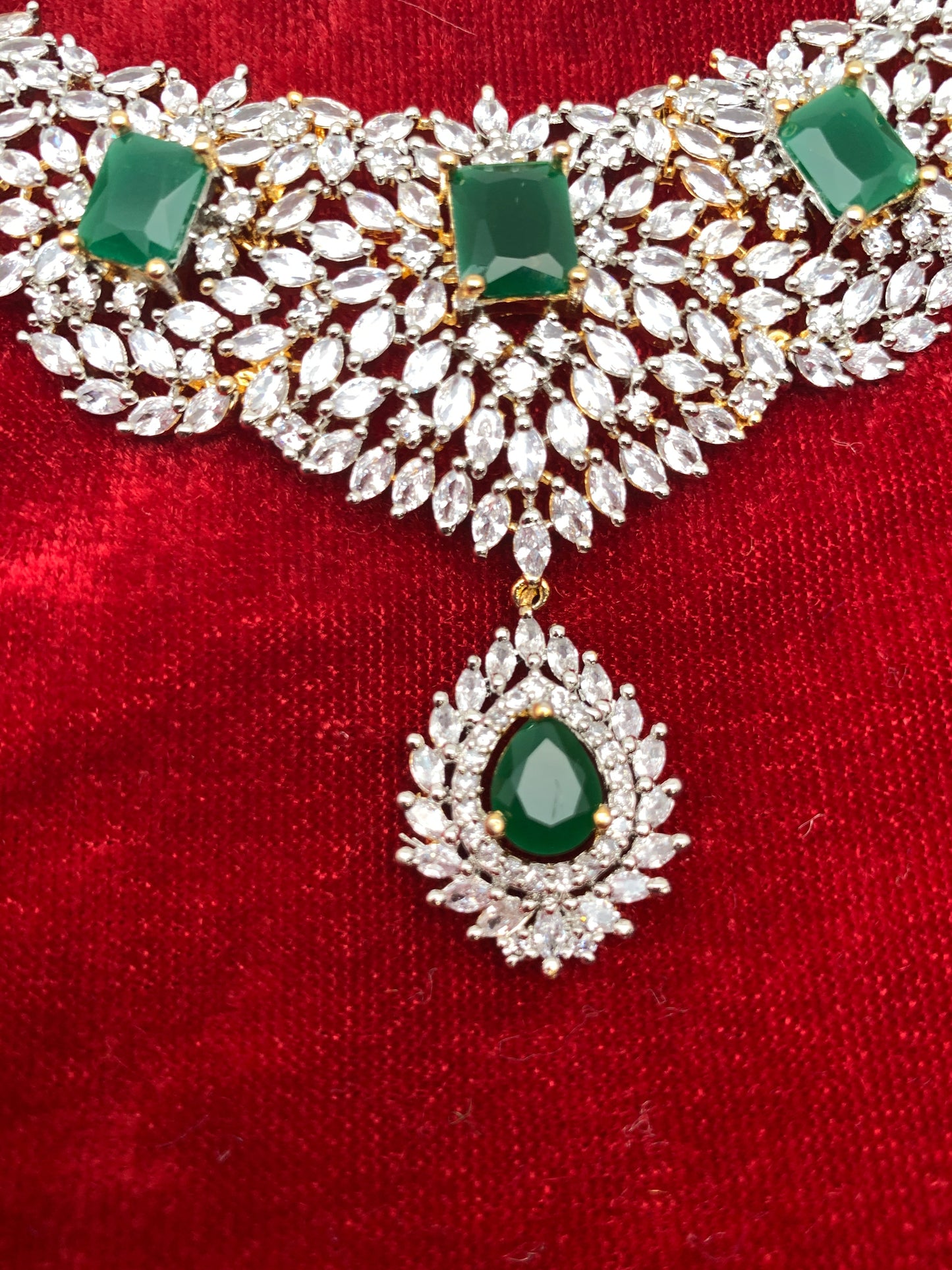AD Emerald Green Stone Neckline Short Necklace