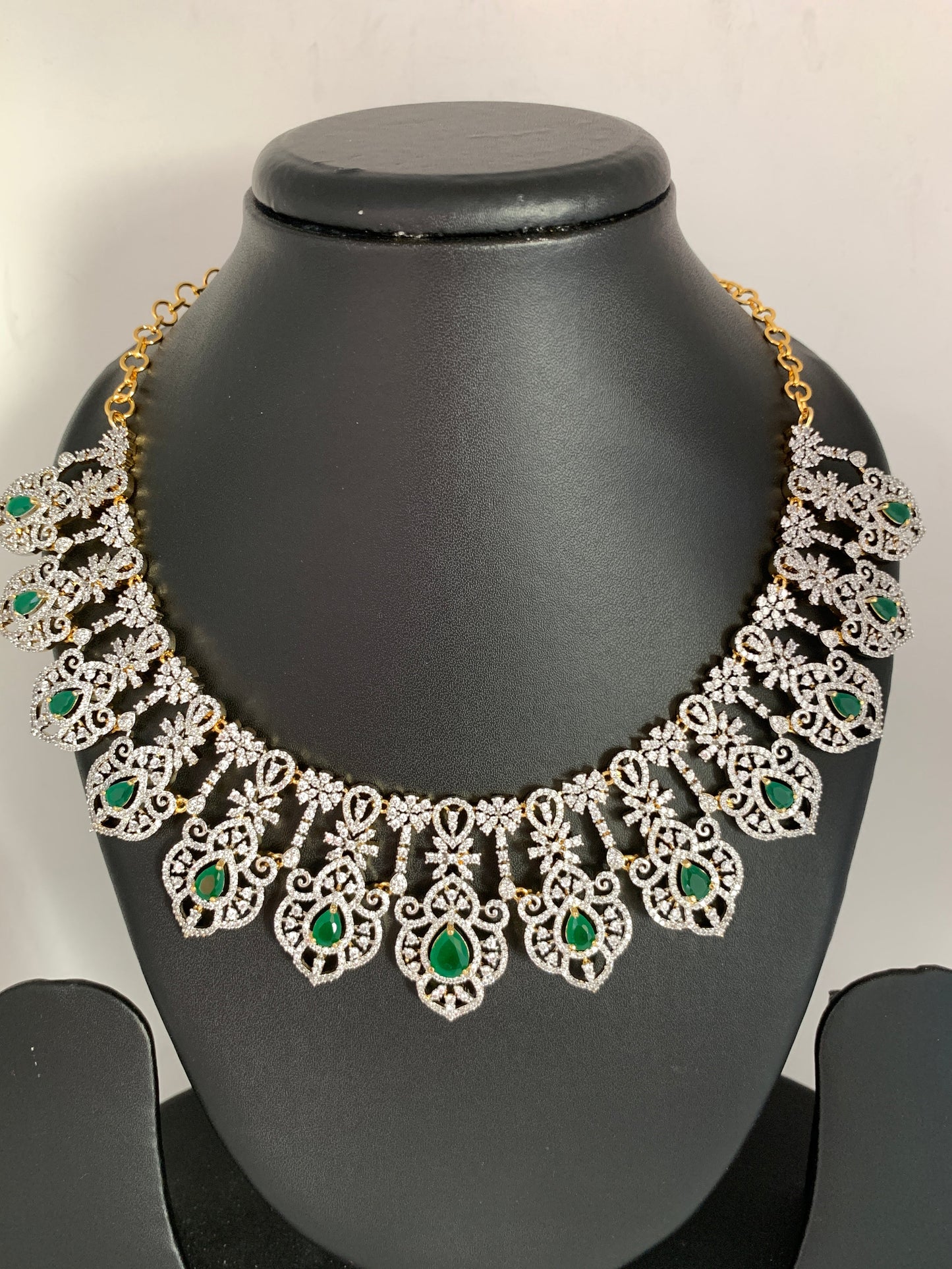 AD Emerald Green Stone Neckline Short Necklace