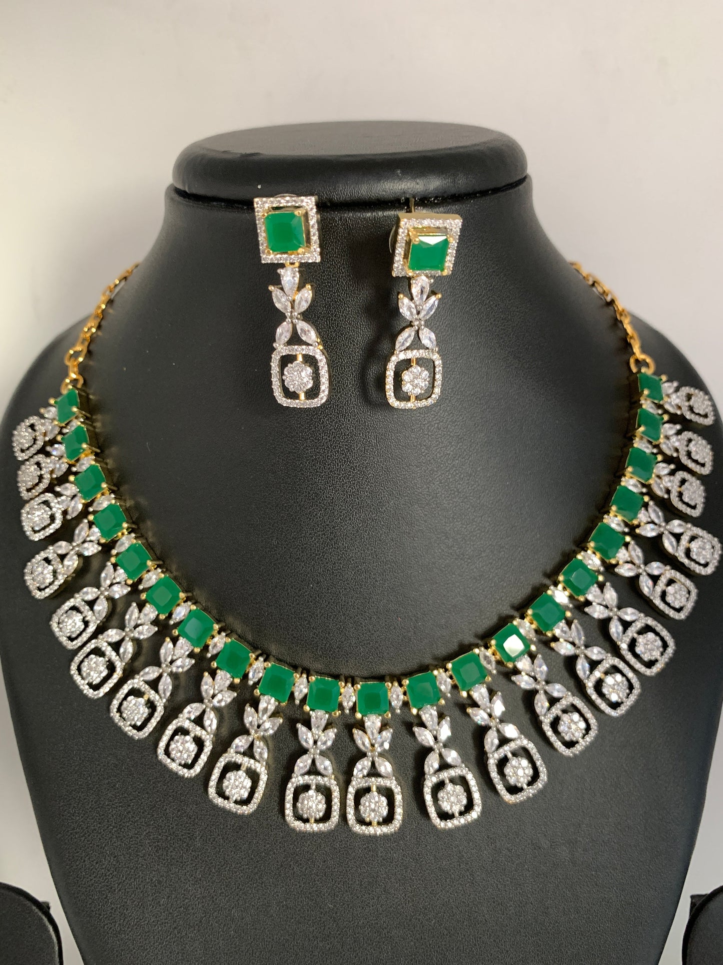 AD Emerald Green Stone Neckline Short Necklace