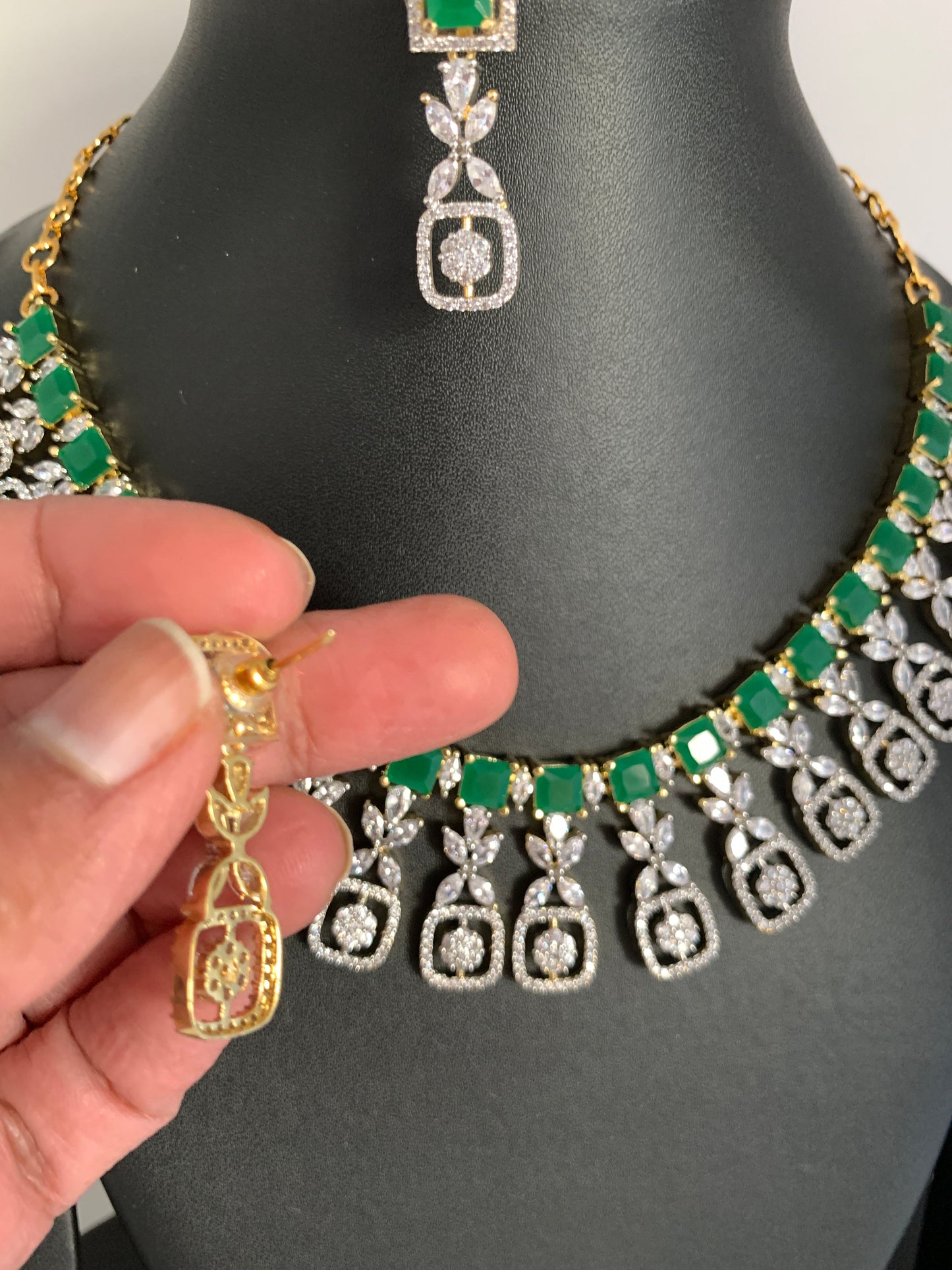 AD Emerald Green Stone Neckline Short Necklace