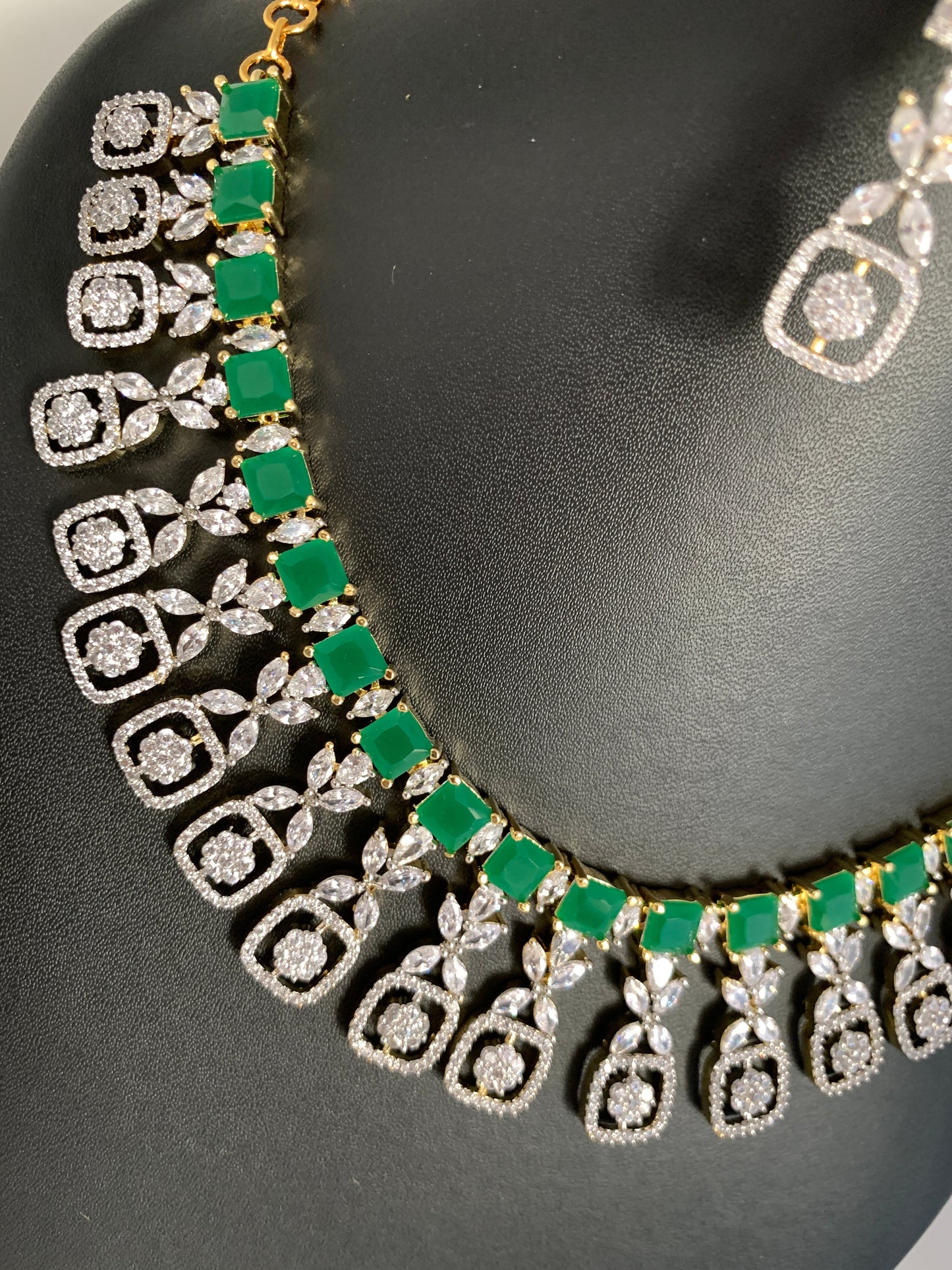 AD Emerald Green Stone Neckline Short Necklace