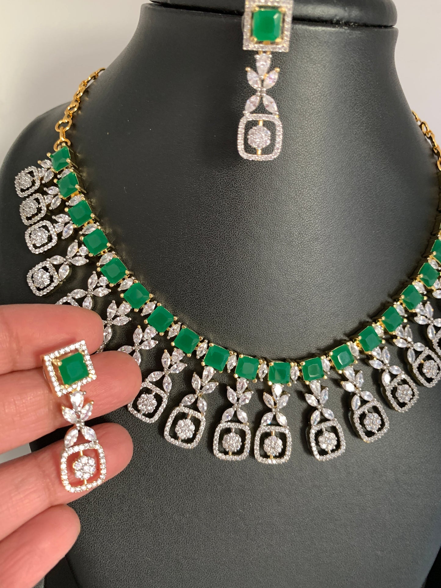 AD Emerald Green Stone Neckline Short Necklace