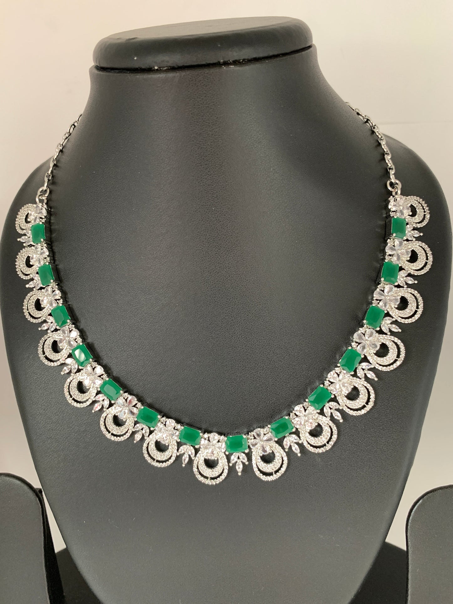 AD Emerald Green Stone Silver Polish Short Necklace