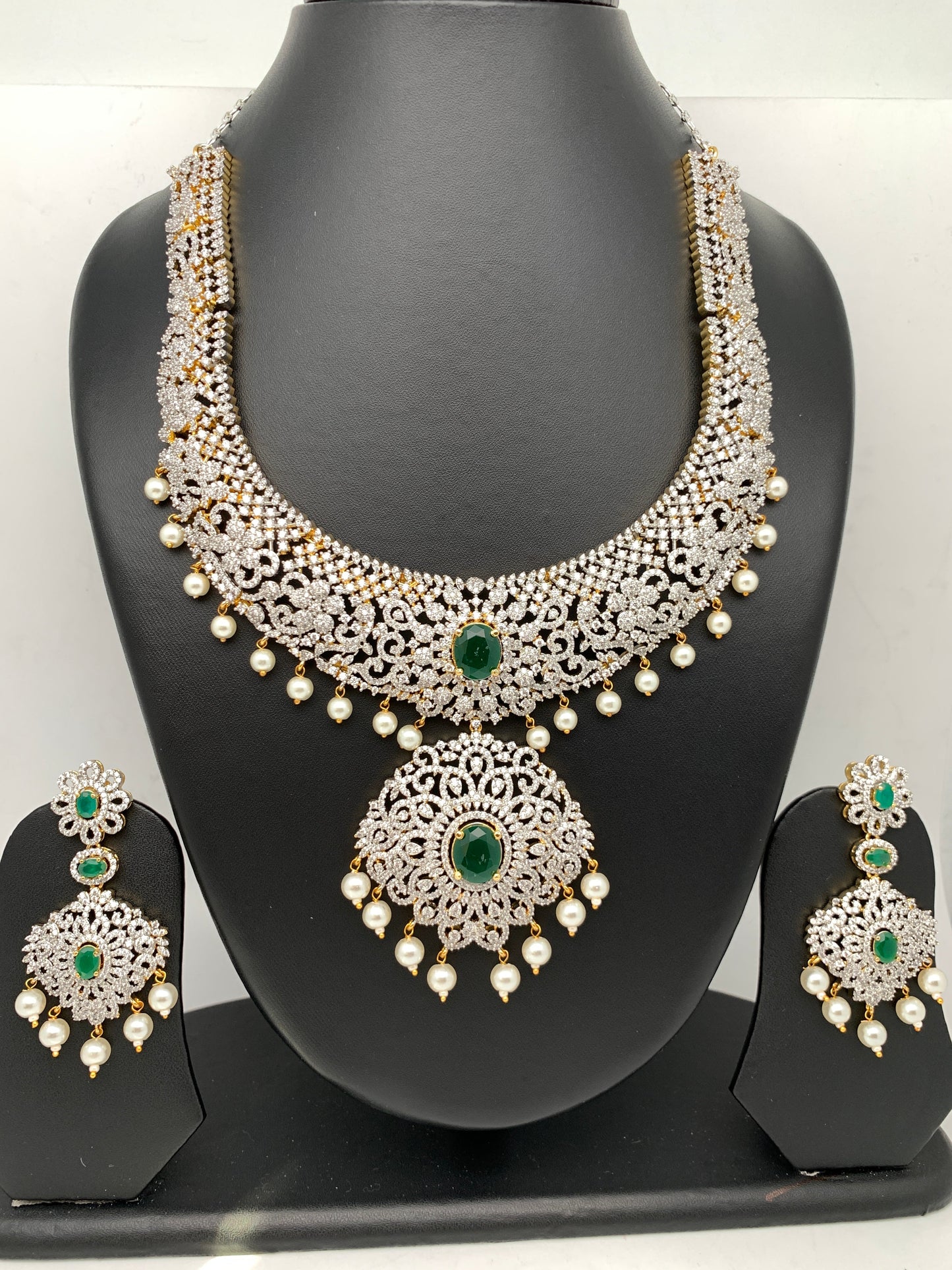 AD Emerald Green Stone Short Necklace