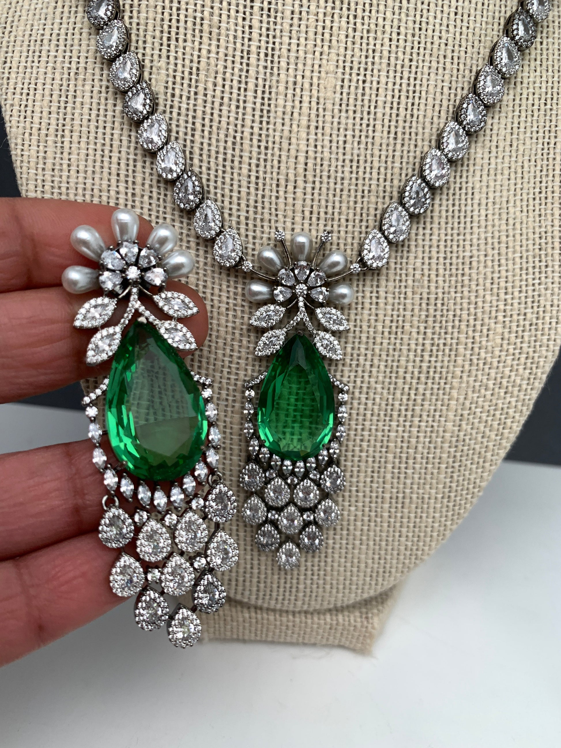 Doublet Stone Victorian Finish Short Necklace - Green