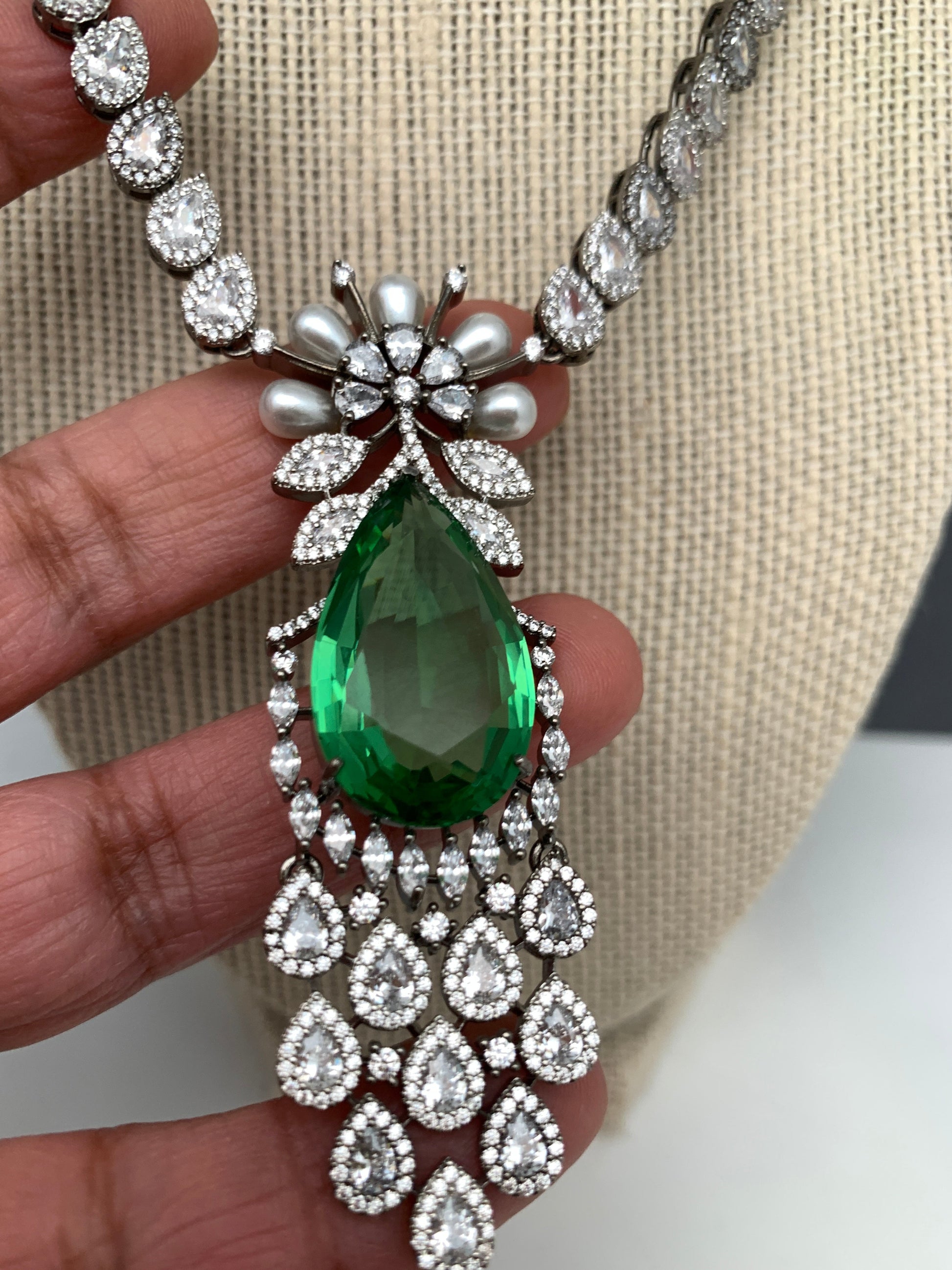 Doublet Stone Victorian Finish Short Necklace - Green