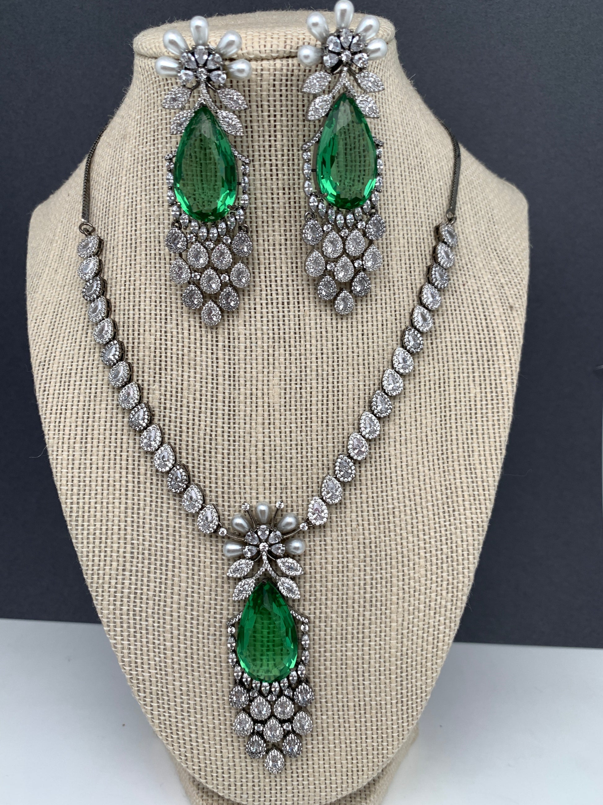 Doublet Stone Victorian Finish Short Necklace - Green
