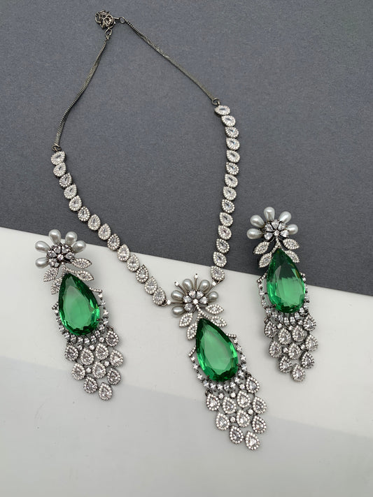 Doublet Stone Victorian Finish Short Necklace - Green