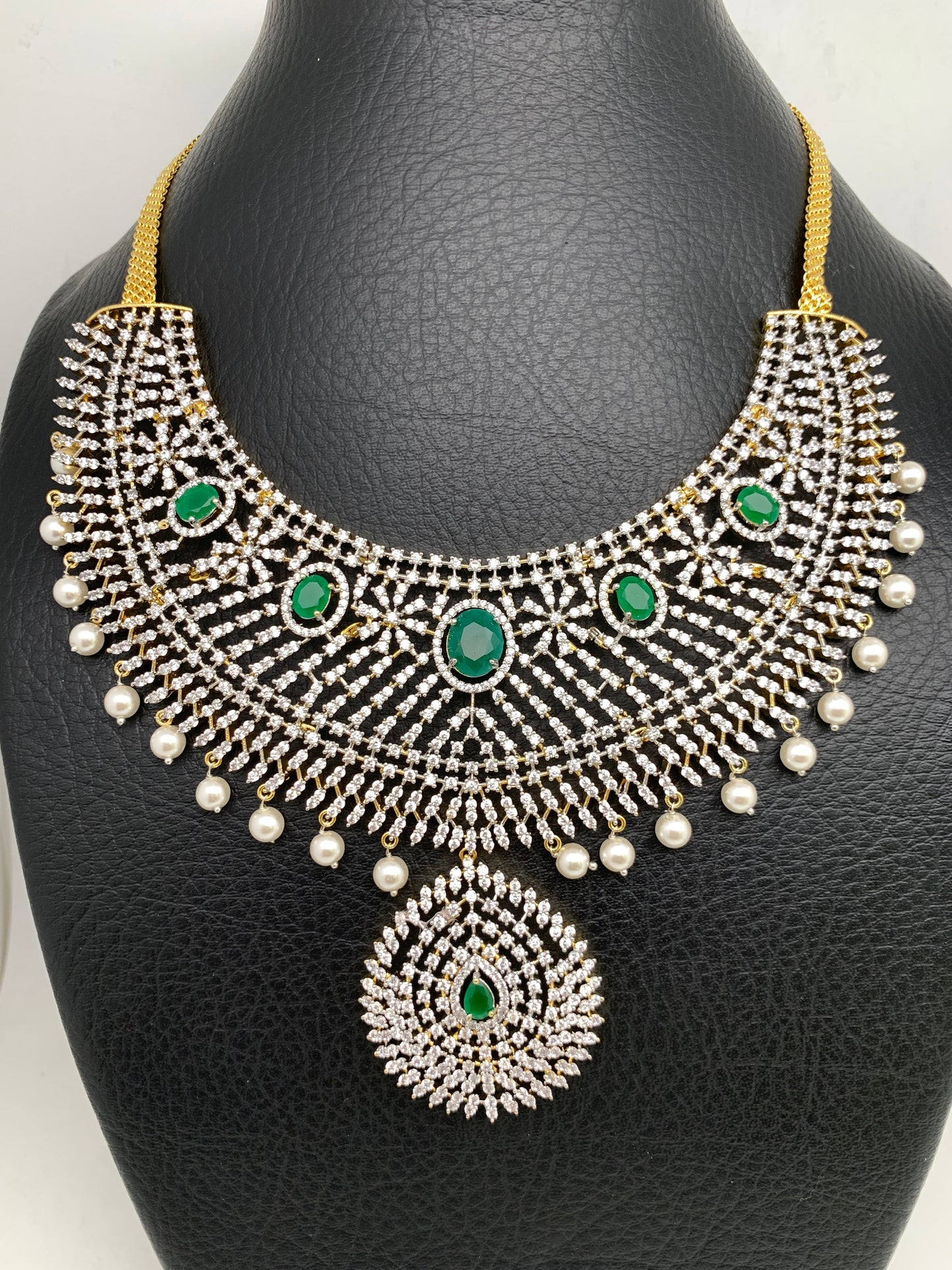 AD Emerald Green Stone Short Necklace