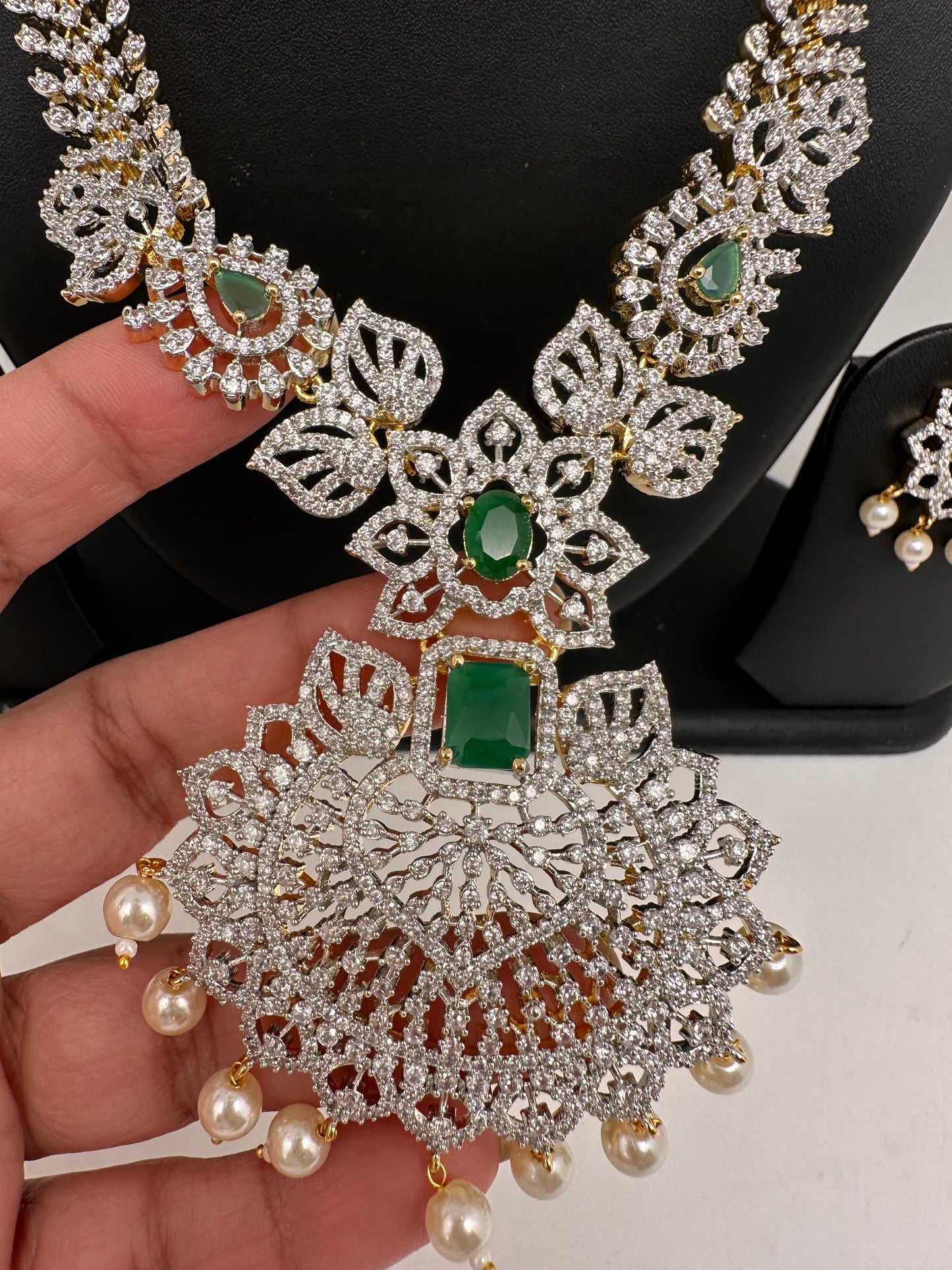 AD Diamond Finish Color Stone Short Necklace - Green