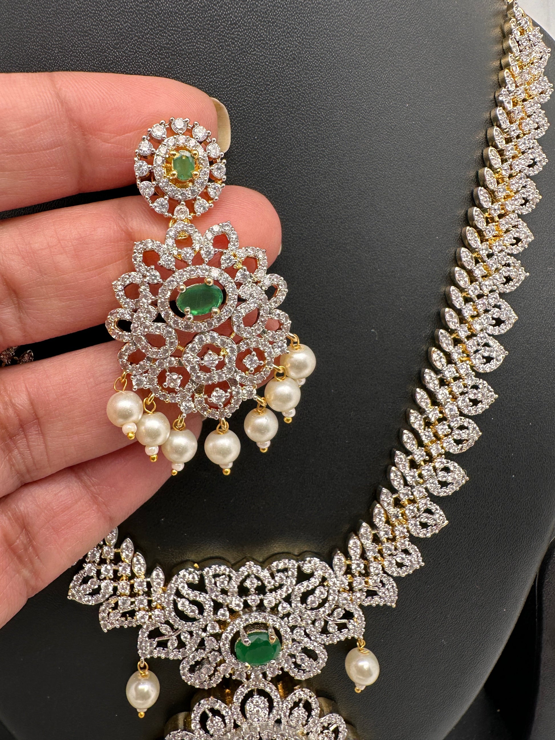 AD Diamond Finish Color Stone Short Necklace - Green