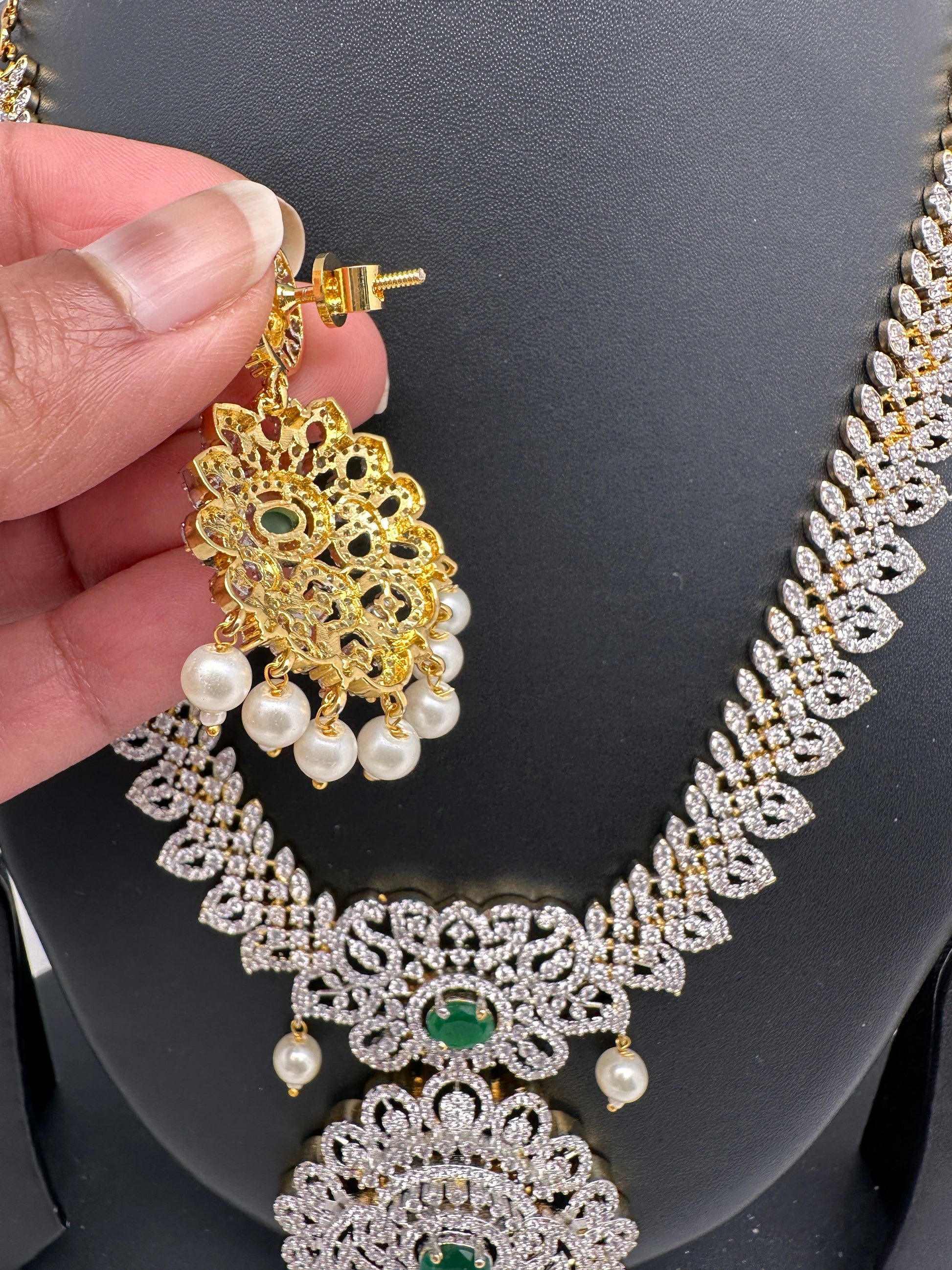 AD Diamond Finish Color Stone Short Necklace - Green