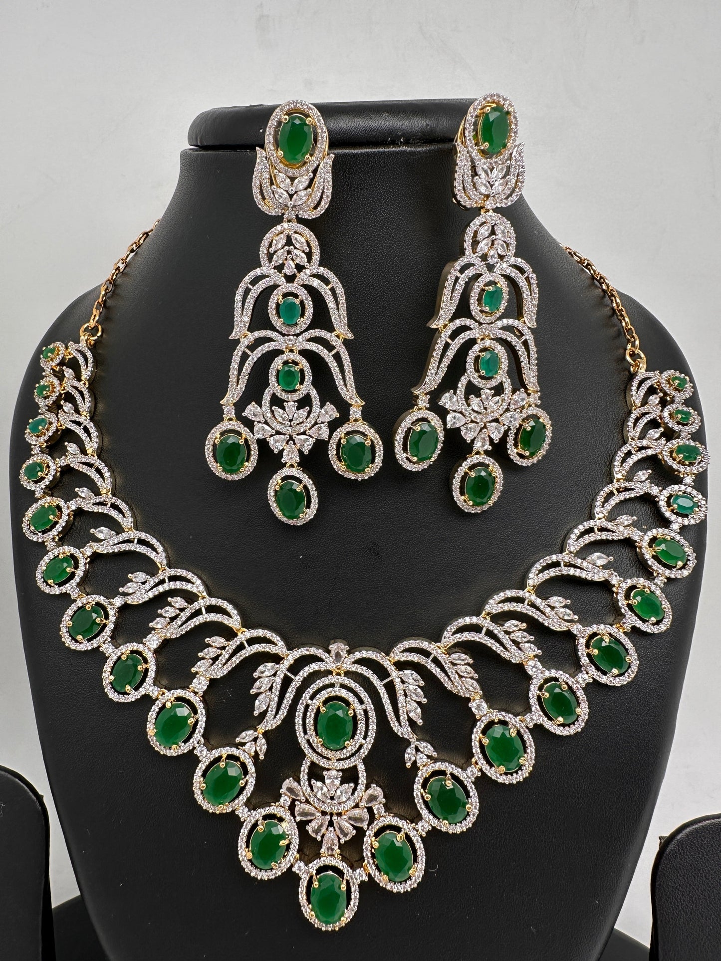 AD Color Stone Neckline Short Necklace - Green