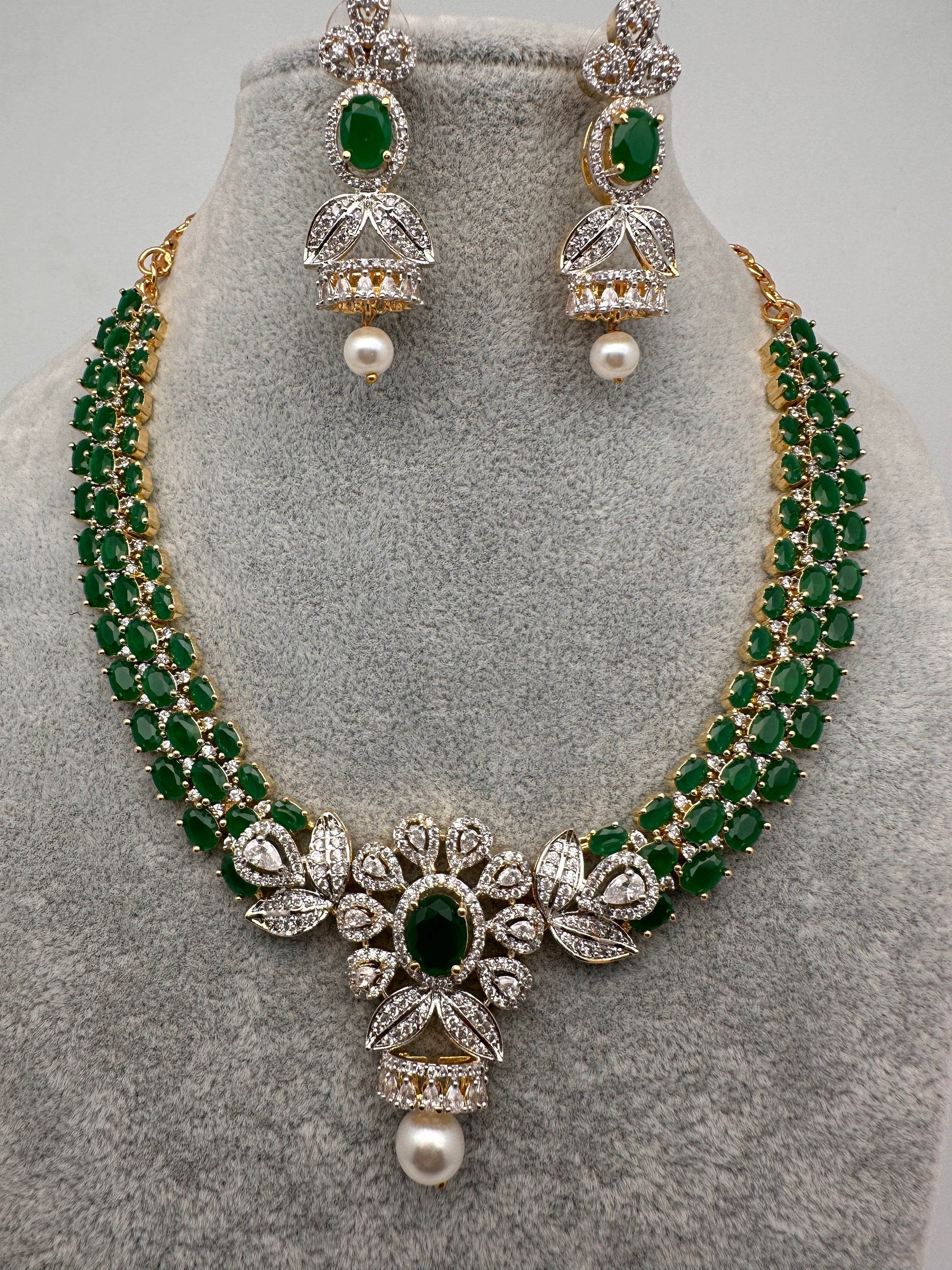 AD Color Stone Floral Design Neckline Short Necklace - Green