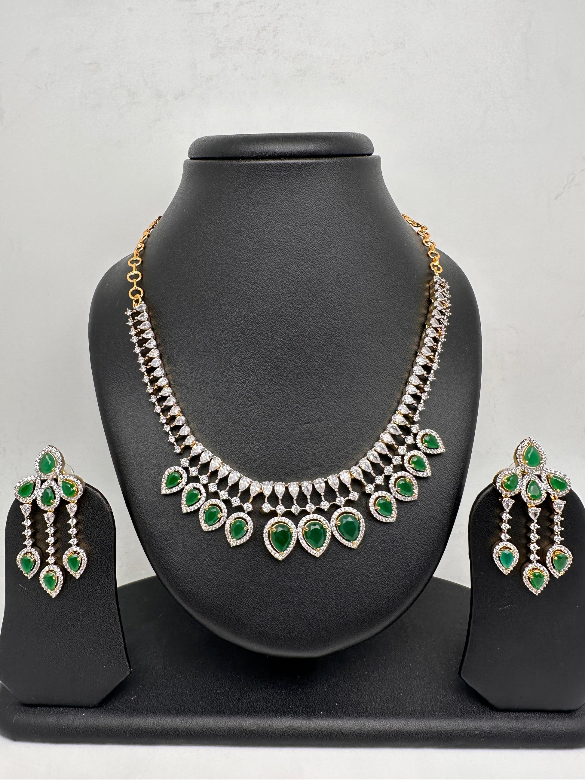 AD Color Stone Neckline Short Necklace - Green