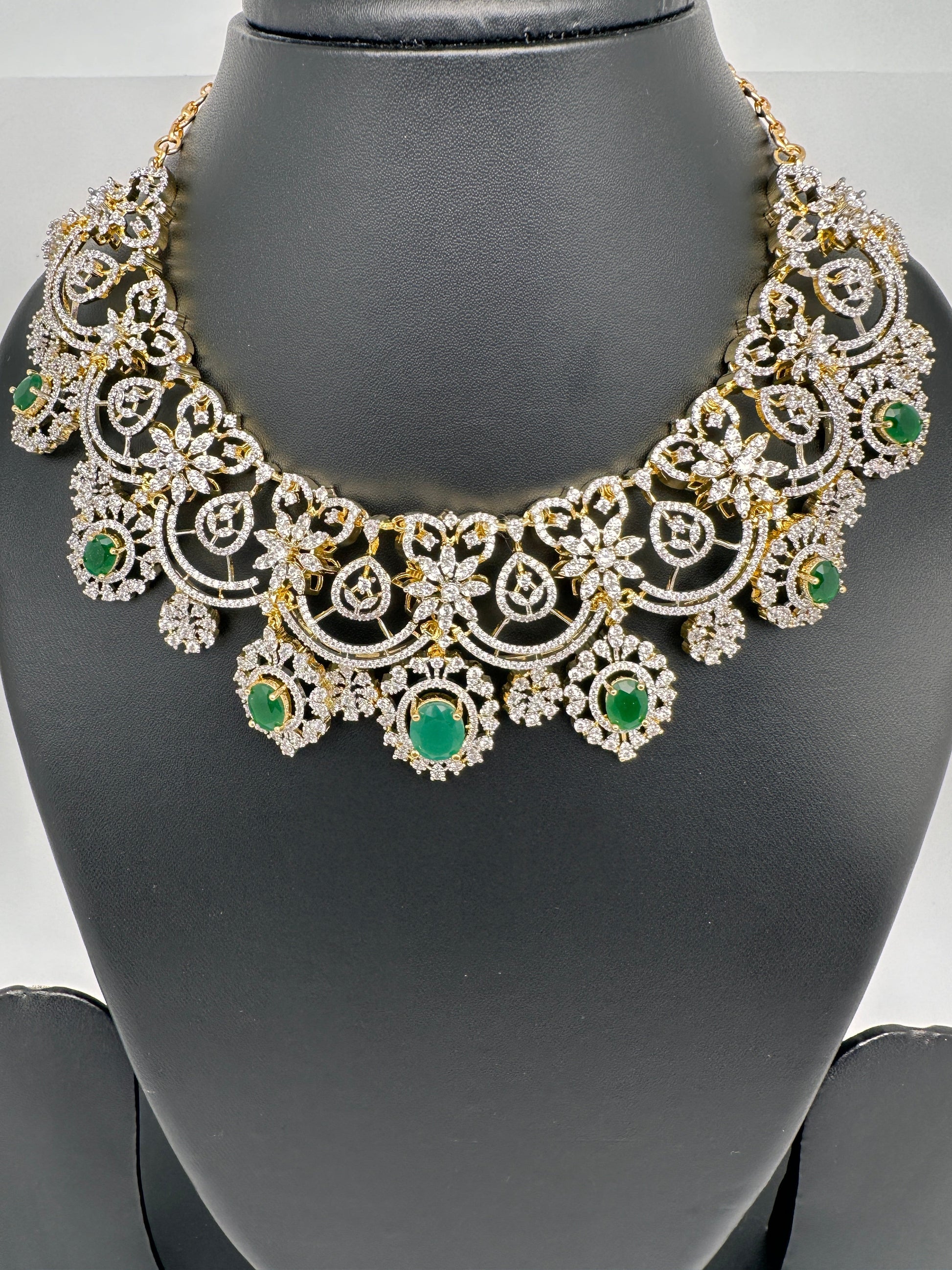 AD Color Stone Neckline Short Necklace - Green