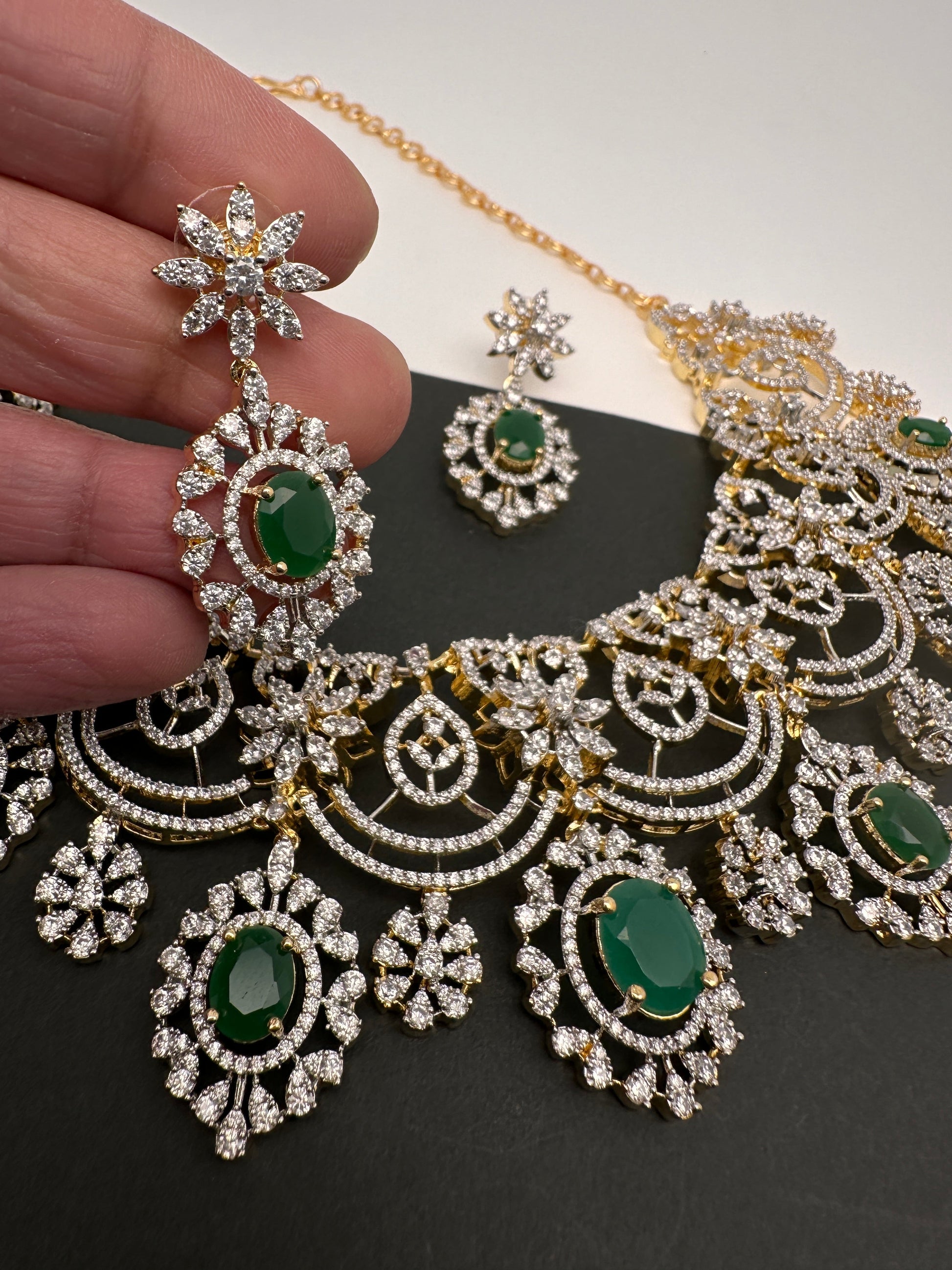 AD Color Stone Neckline Short Necklace - Green