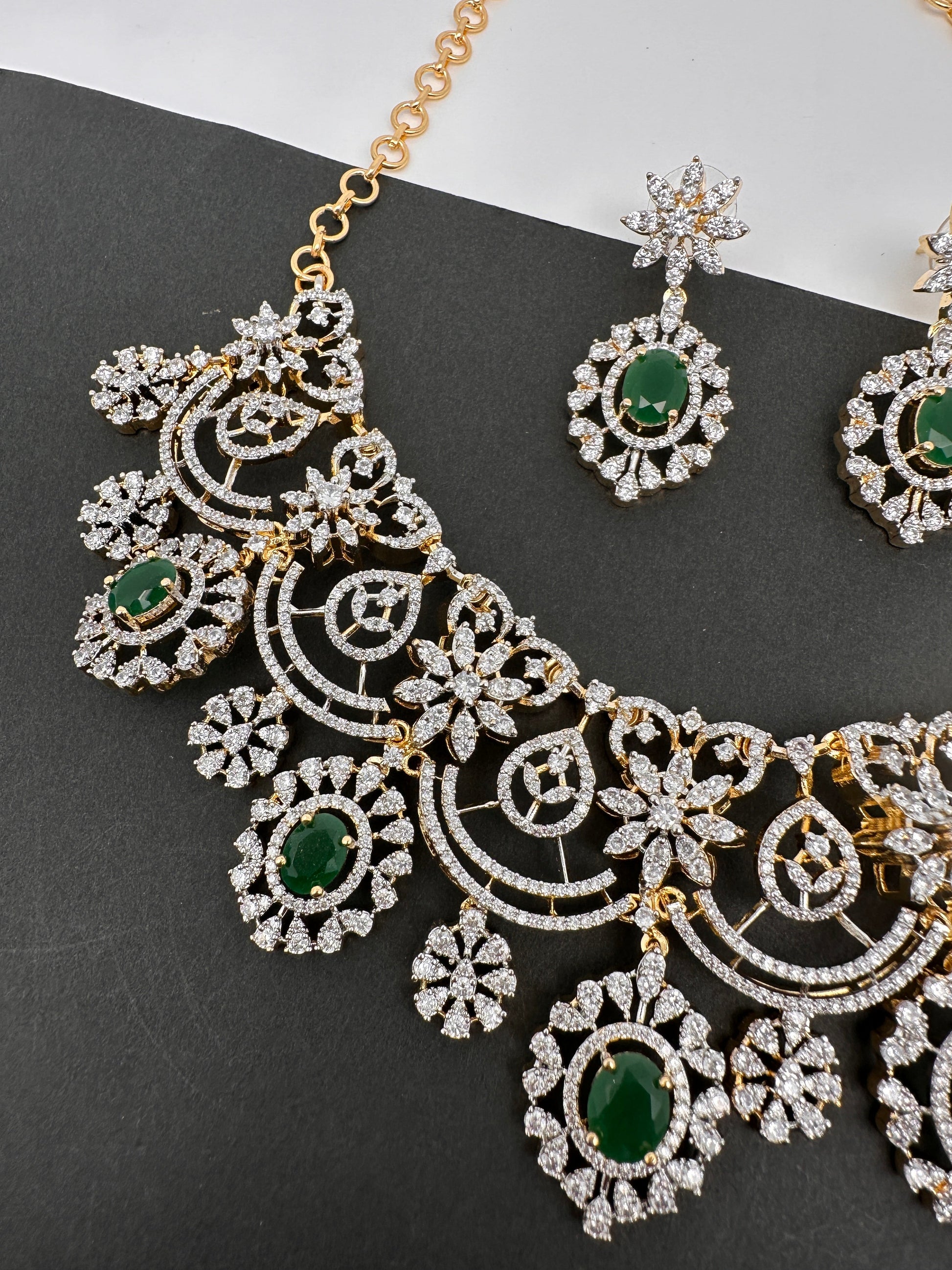 AD Color Stone Neckline Short Necklace - Green