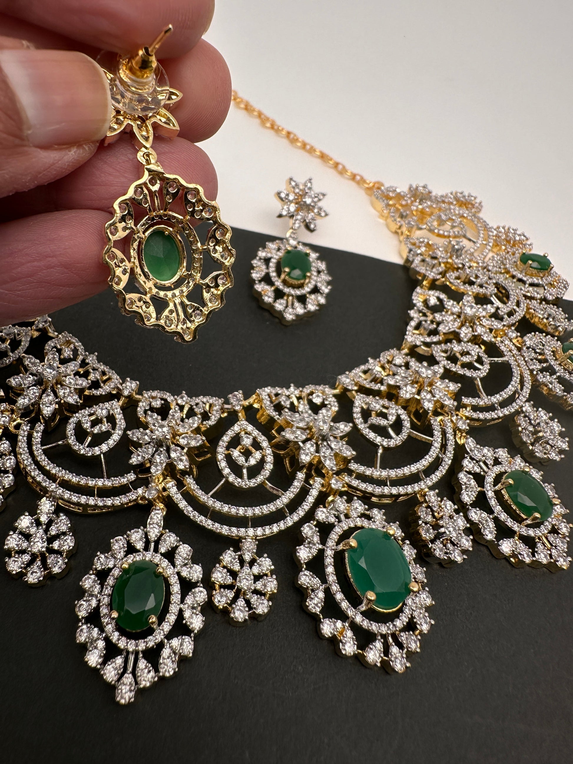 AD Color Stone Neckline Short Necklace - Green