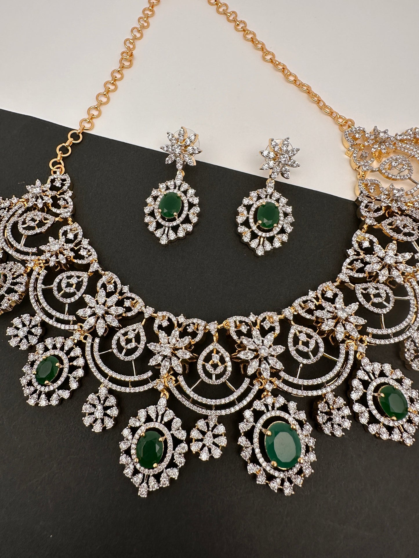 AD Color Stone Neckline Short Necklace - Green