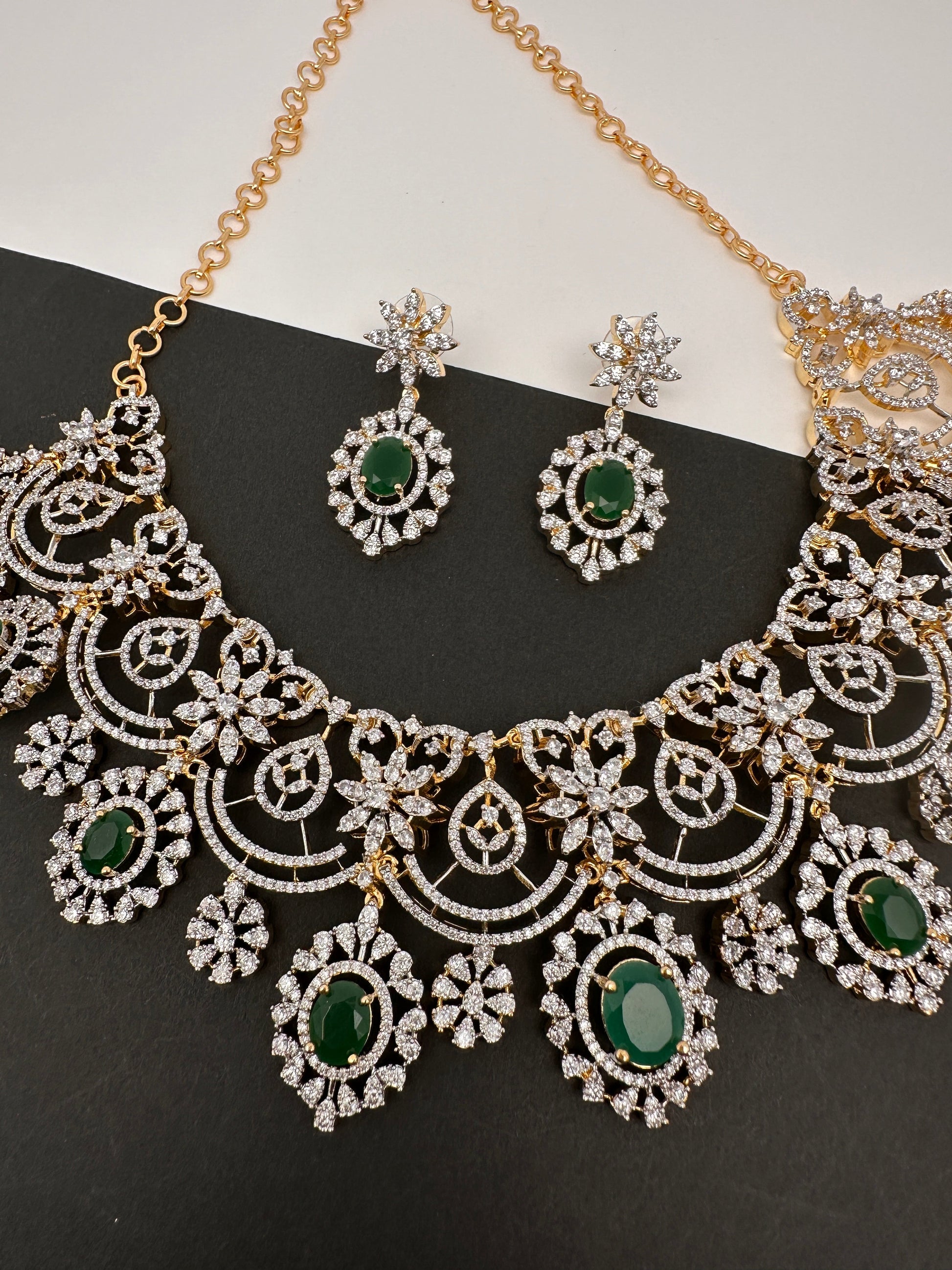AD Color Stone Neckline Short Necklace - Green