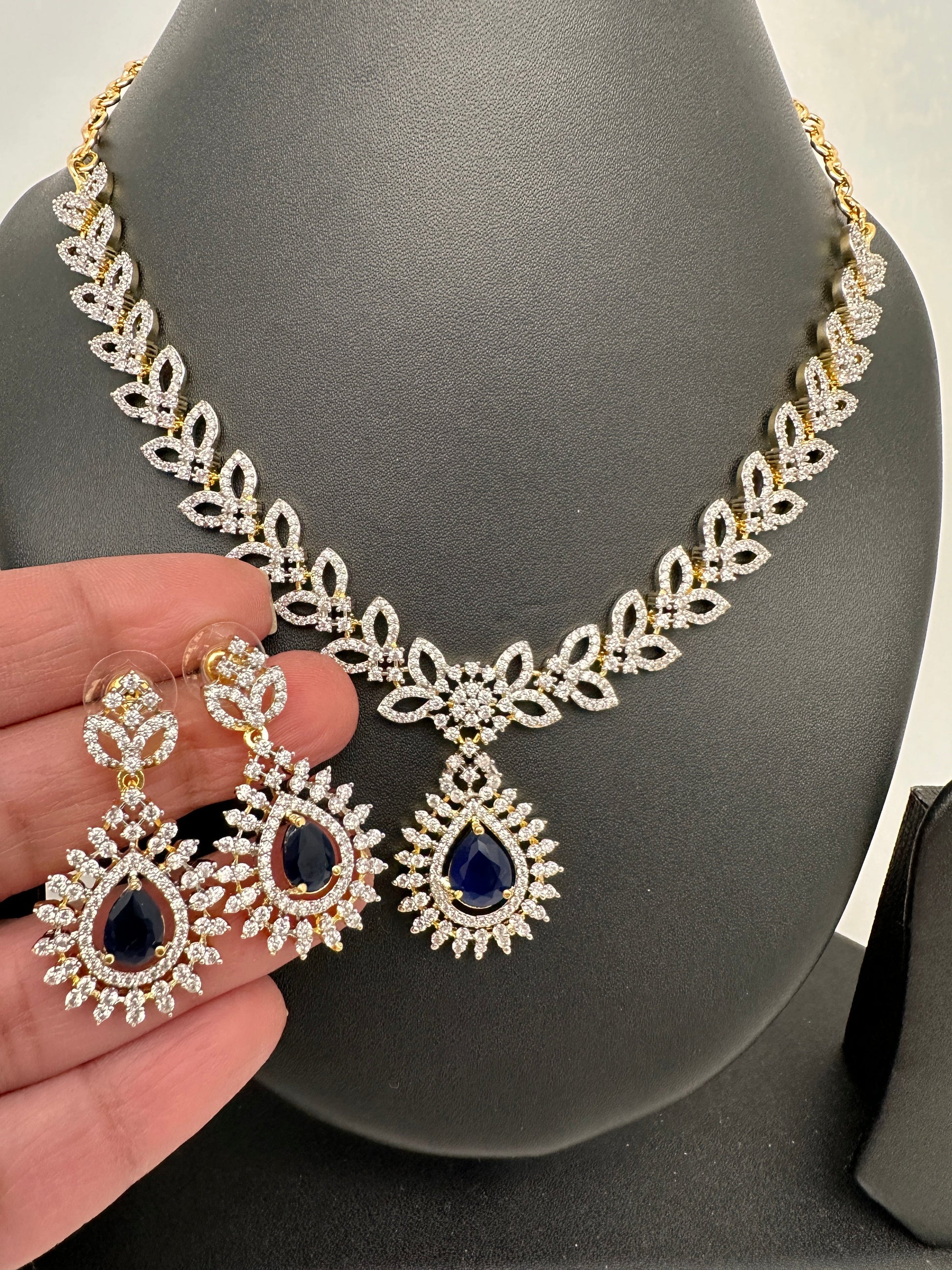 Diamond FInish Color Stone Dainty Short Necklace - Blue