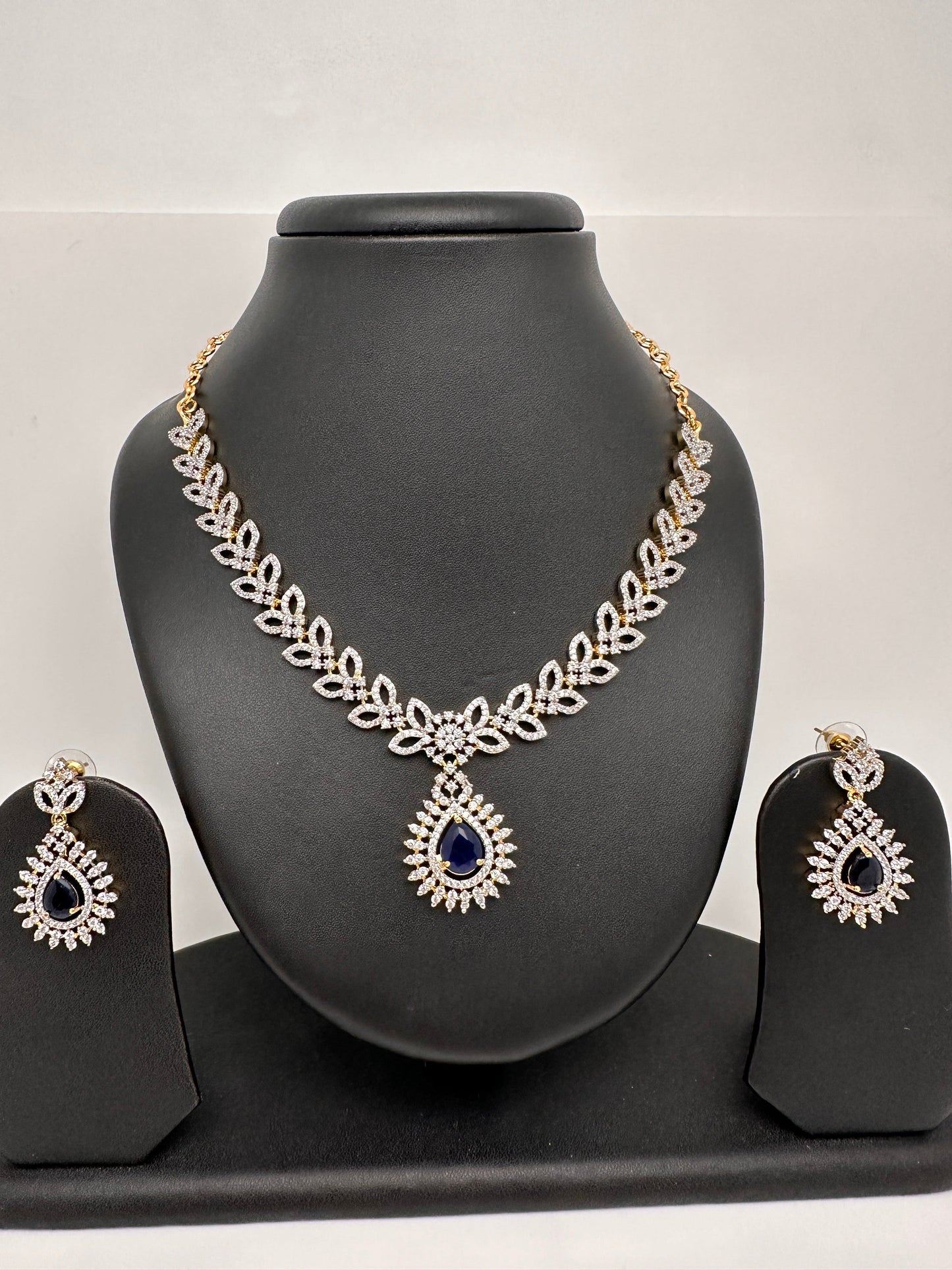 Diamond FInish Color Stone Dainty Short Necklace - Blue