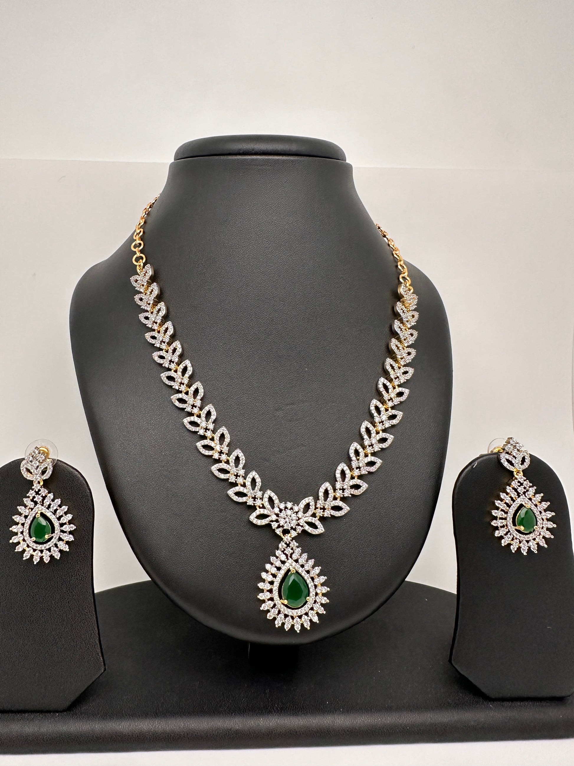 Diamond FInish Color Stone Dainty Short Necklace - Green