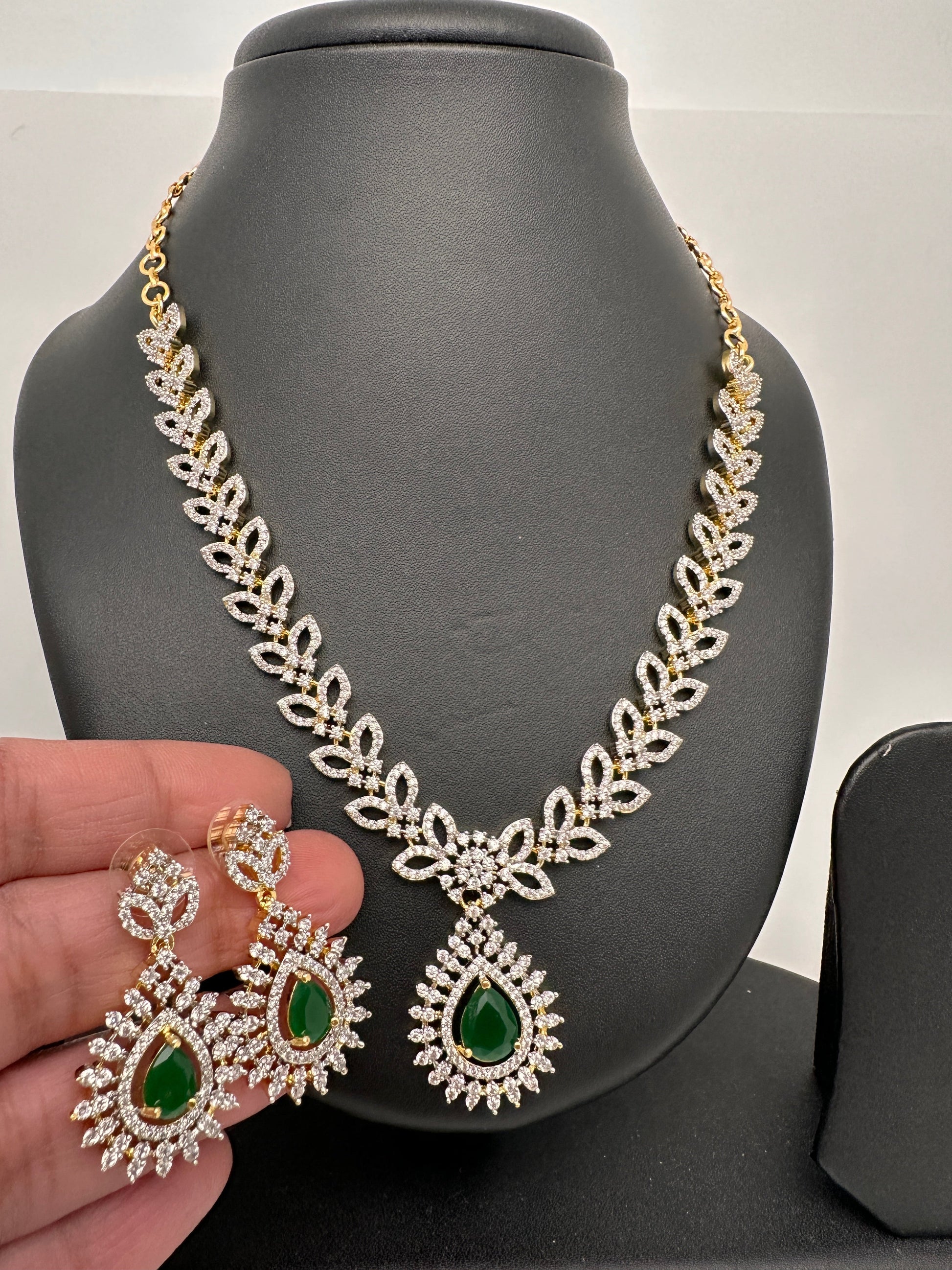 Diamond FInish Color Stone Dainty Short Necklace - Green