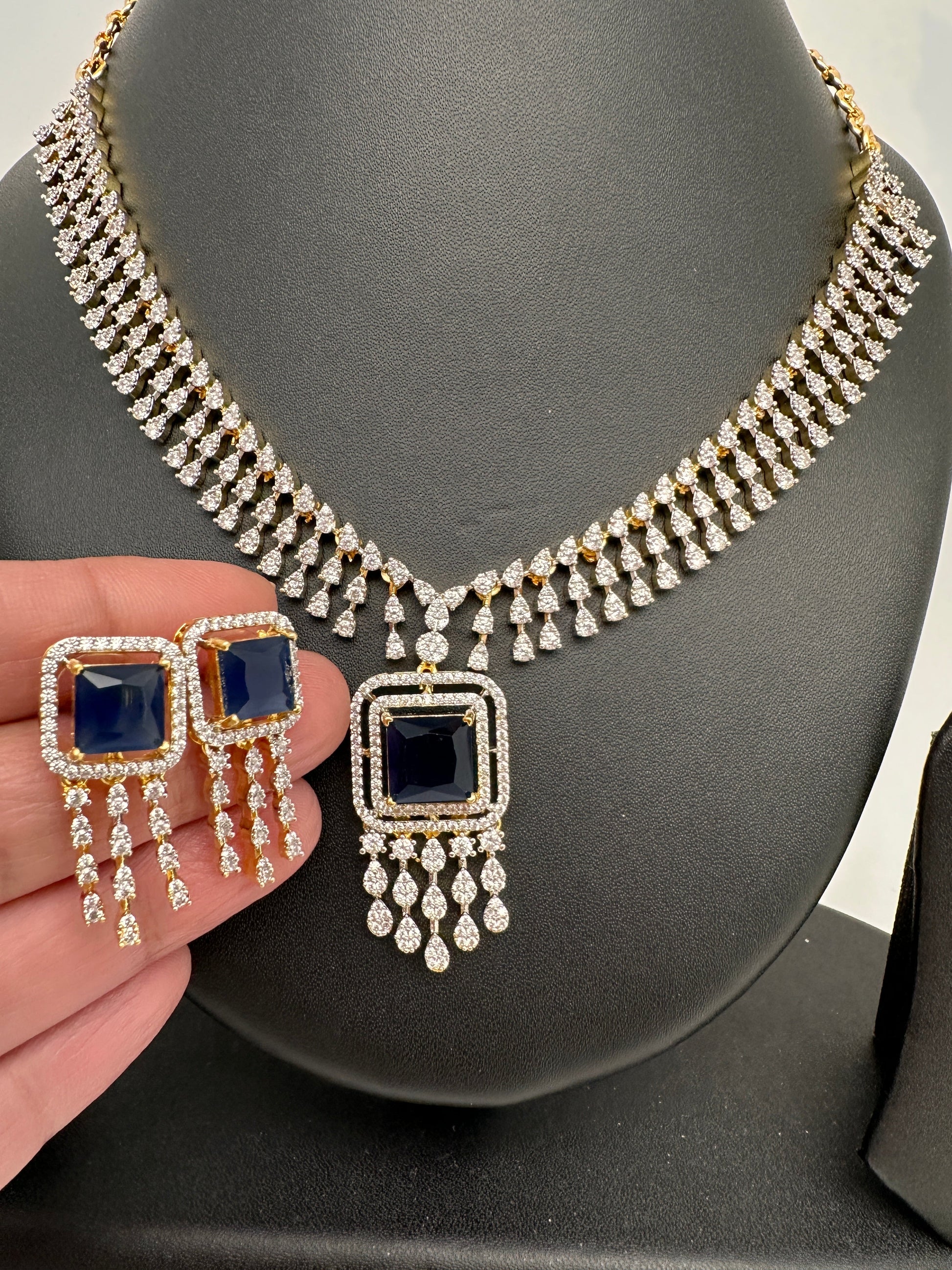 Diamond FInish Color Stone Dainty Short Necklace - Blue
