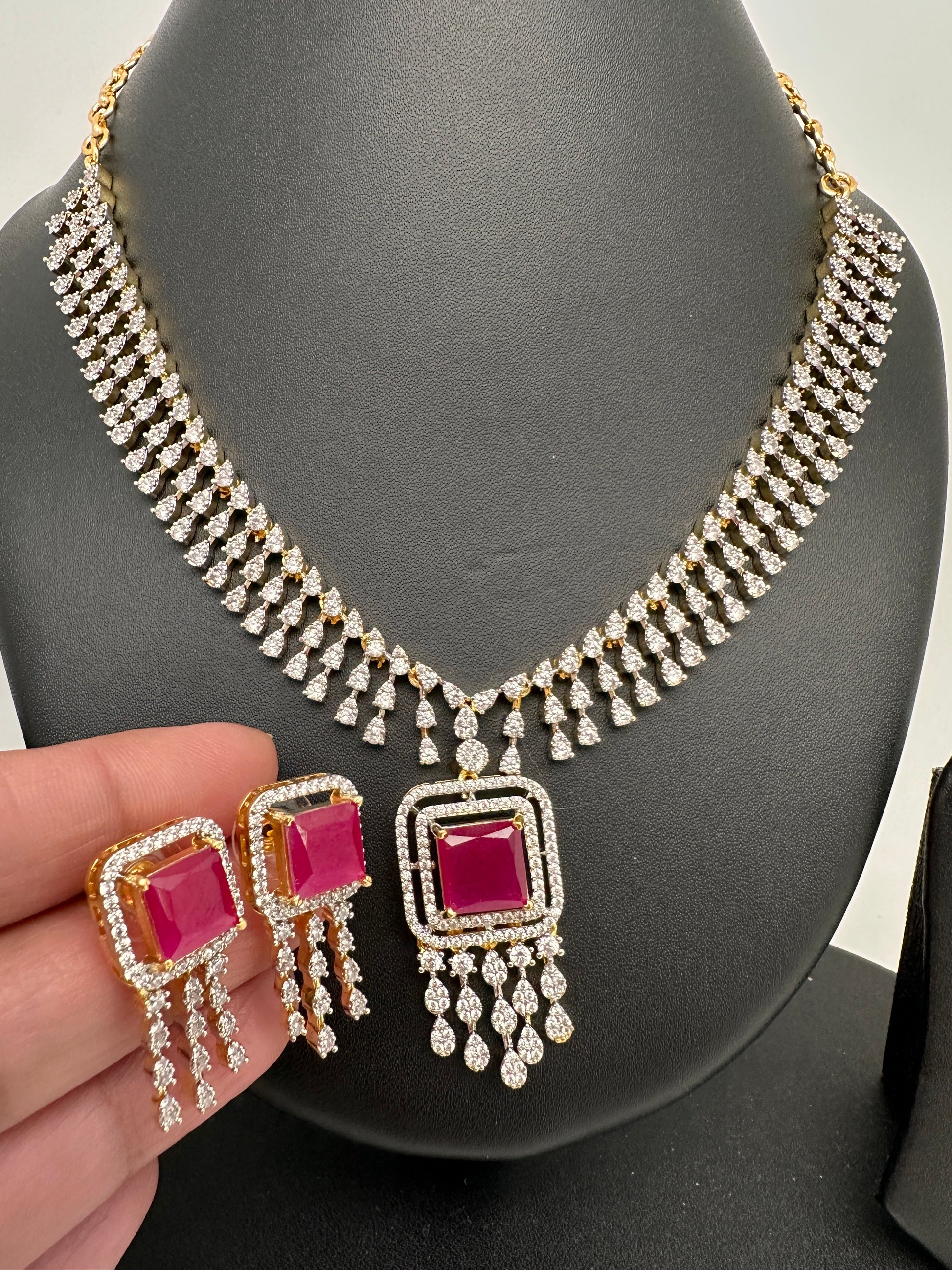 Diamond FInish Color Stone Dainty Short Necklace - Red