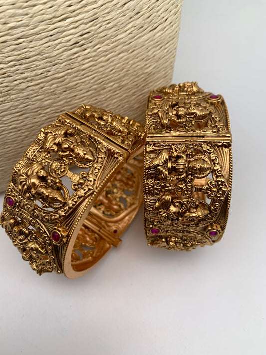 Goddess Lakshmi Ganesha Nakshi Openable Broad Bangle